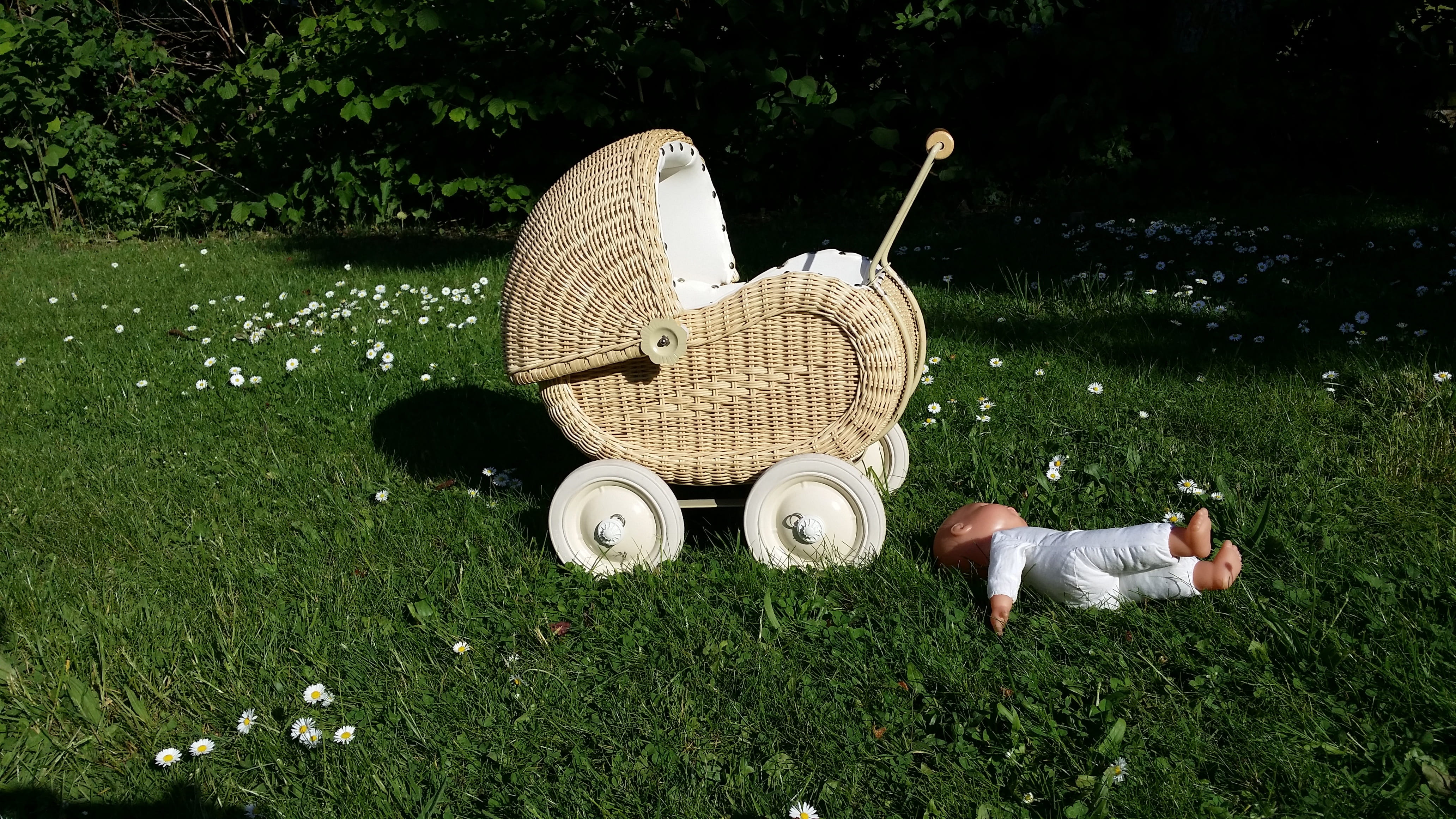 beauty in nature, music, 4K, toys, grass, ground, Child, people, no people, Doll, relaxation, clothing, leisure activity, creativity, near, plant, lonely, HD Wallpaper