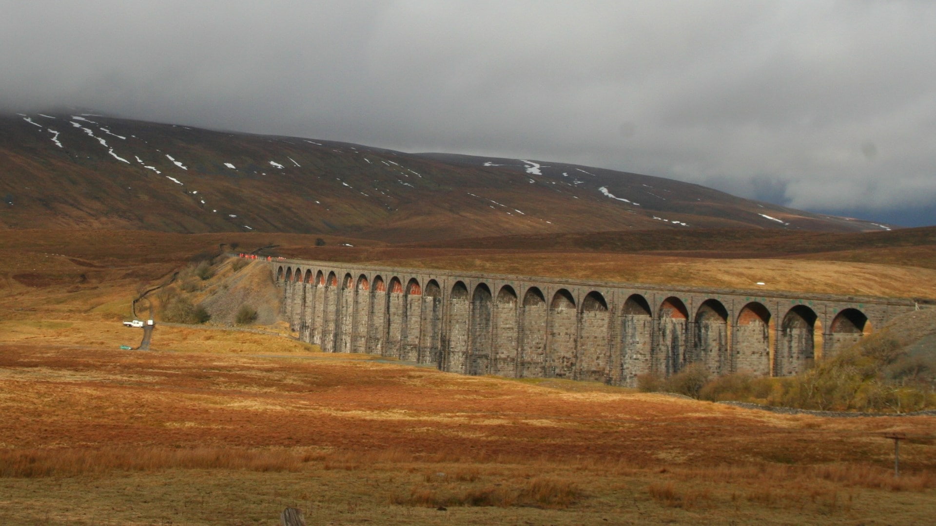 built structure, ribblehead viaduct, tranquil scene, architecture, mountain, no people, nature, environment, beauty in nature, arch bridge, landscape, sky, HD Wallpaper