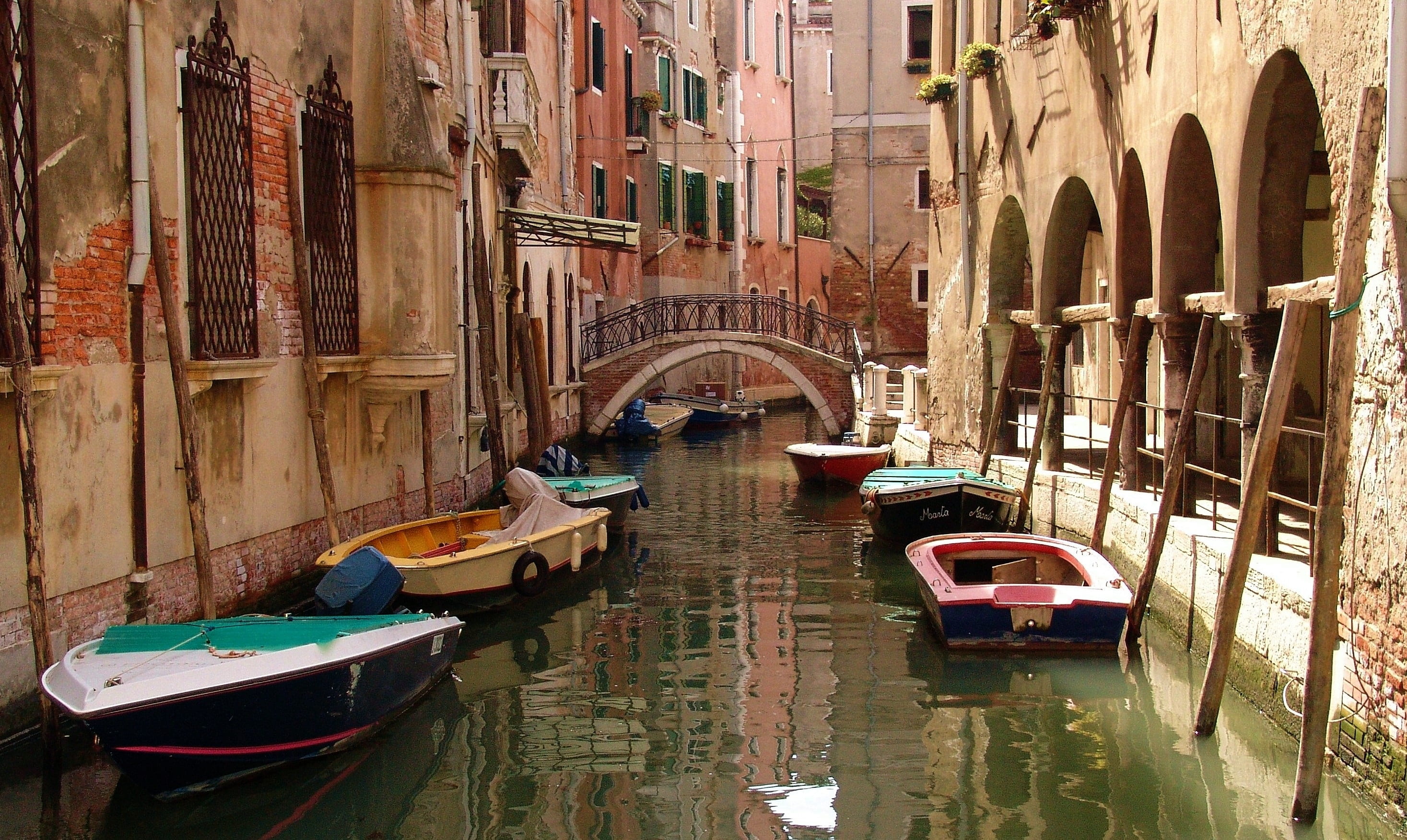 rowboat, boats, arch, arch bridge, no people, gondola - traditional boat, several, secondary channel, day, built structure, bridge, connection, venice, HD Wallpaper