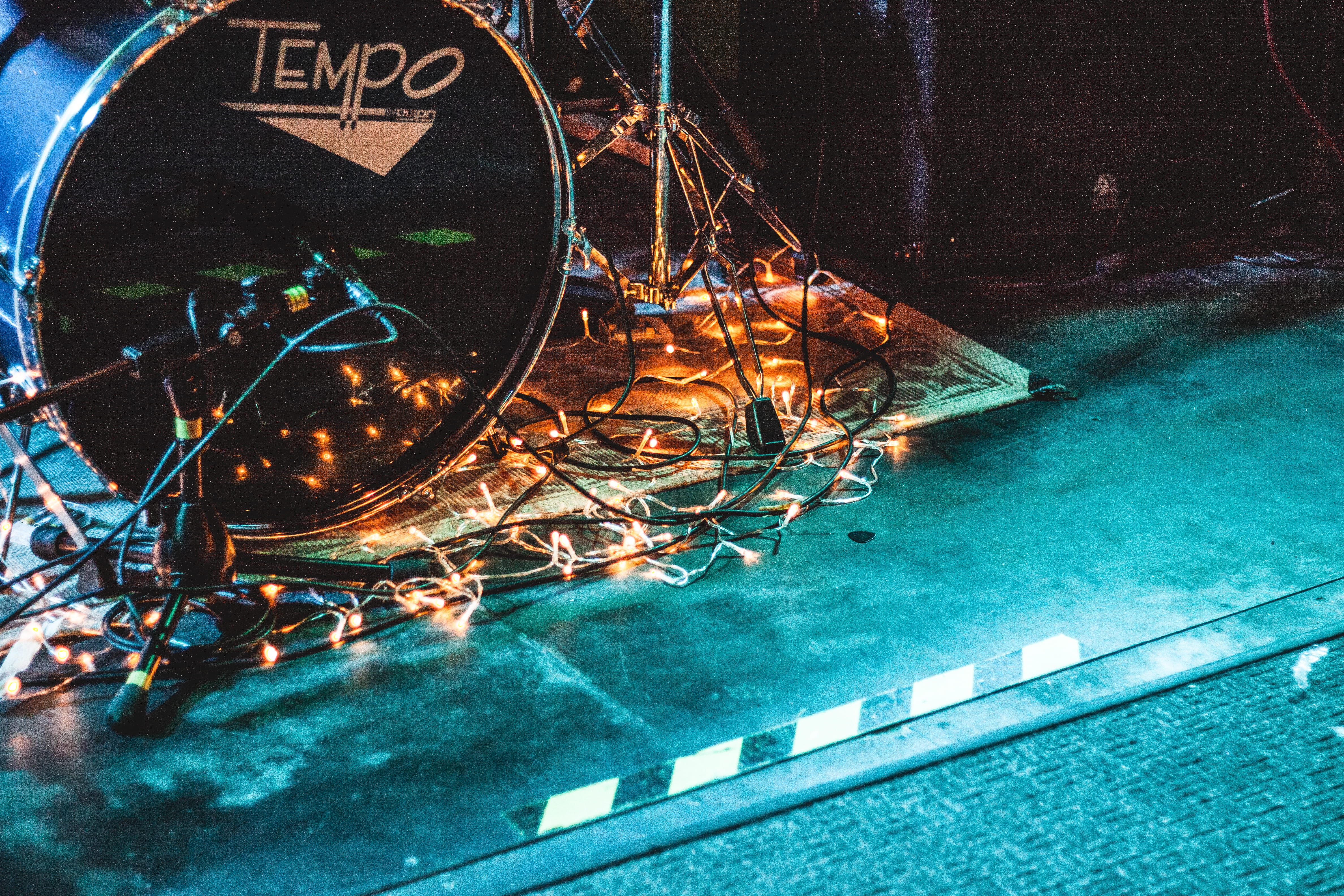 musical instrument, plectrum, illuminated, drumkit, bass drum, metal, high angle view, lights, musician, technology, lighting equipment, music, performing, HD Wallpaper