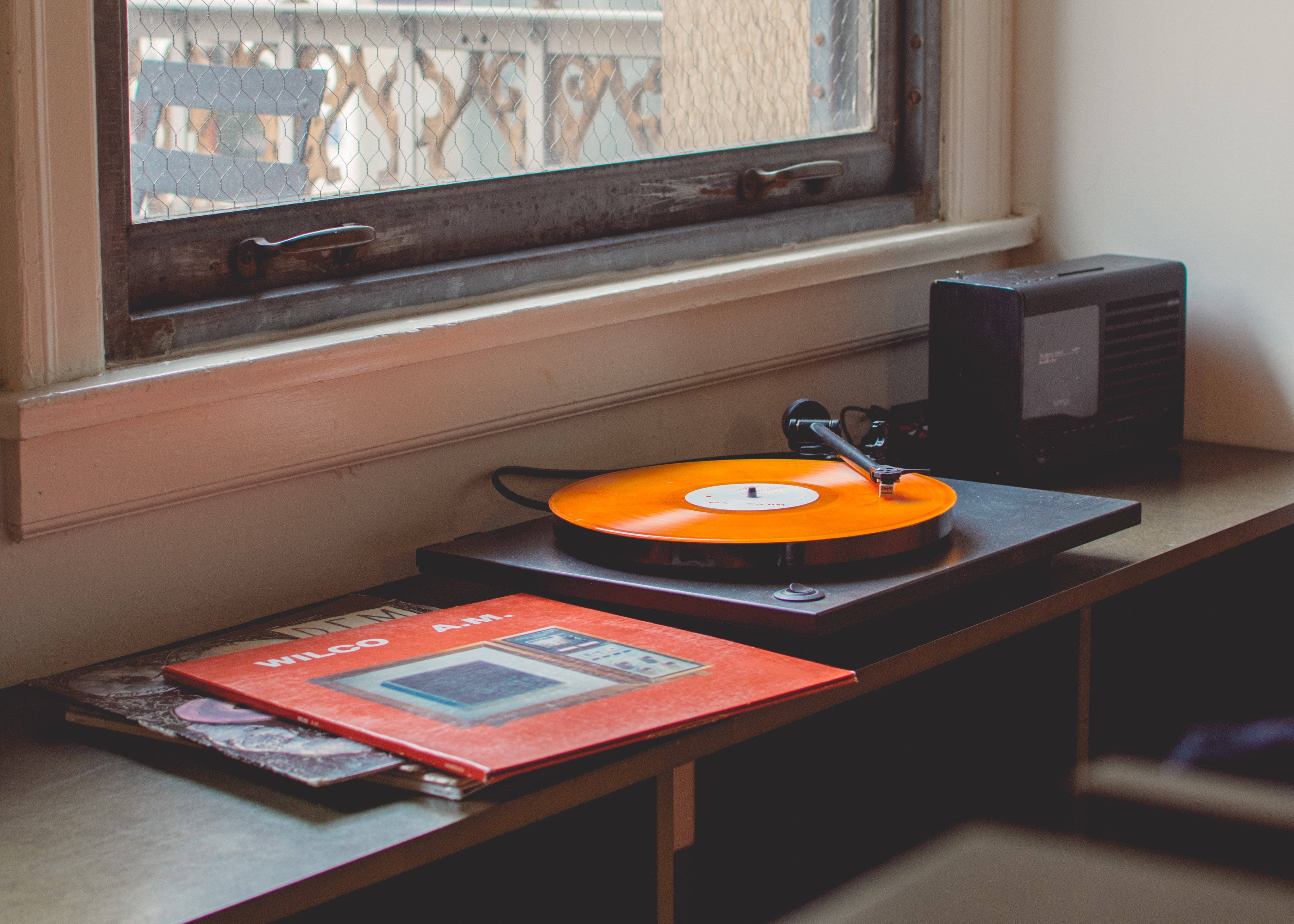 domestic room, furniture, record, table, wood - Material, arts culture and entertainment, sound, vinyl record player, home Interior, retro styled, the past, HD Wallpaper