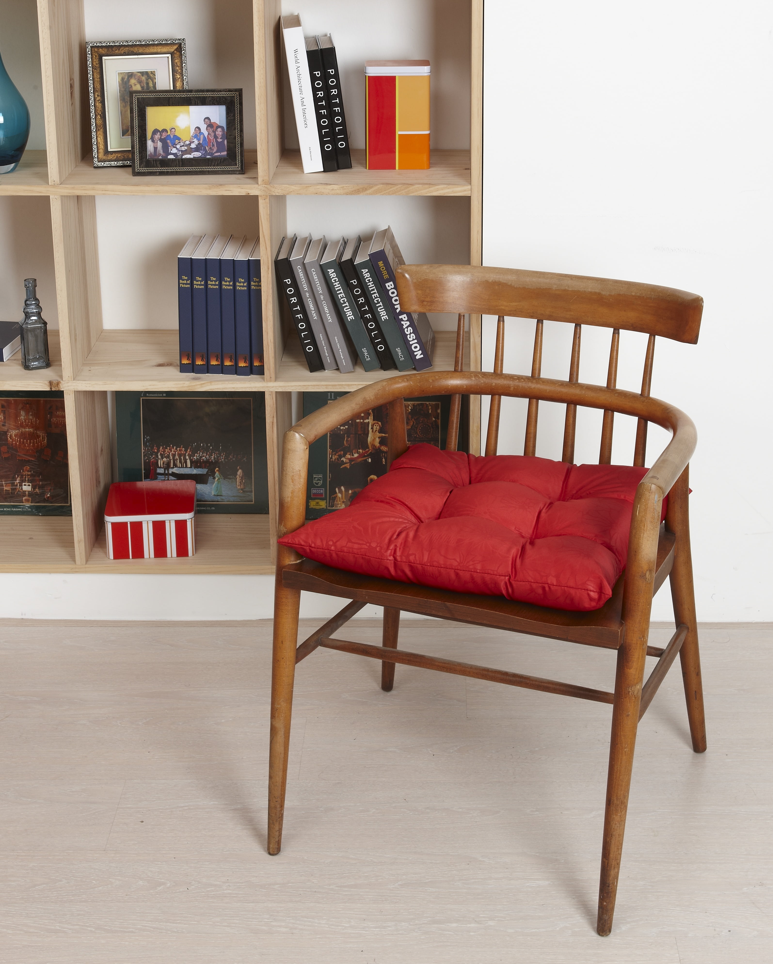 book, wood - material, absence, pillow, flooring, cushions, bookshelf, shelf, wall - building feature, home interior, empty, the sanctum sanctorum, table, Phone HD Wallpaper