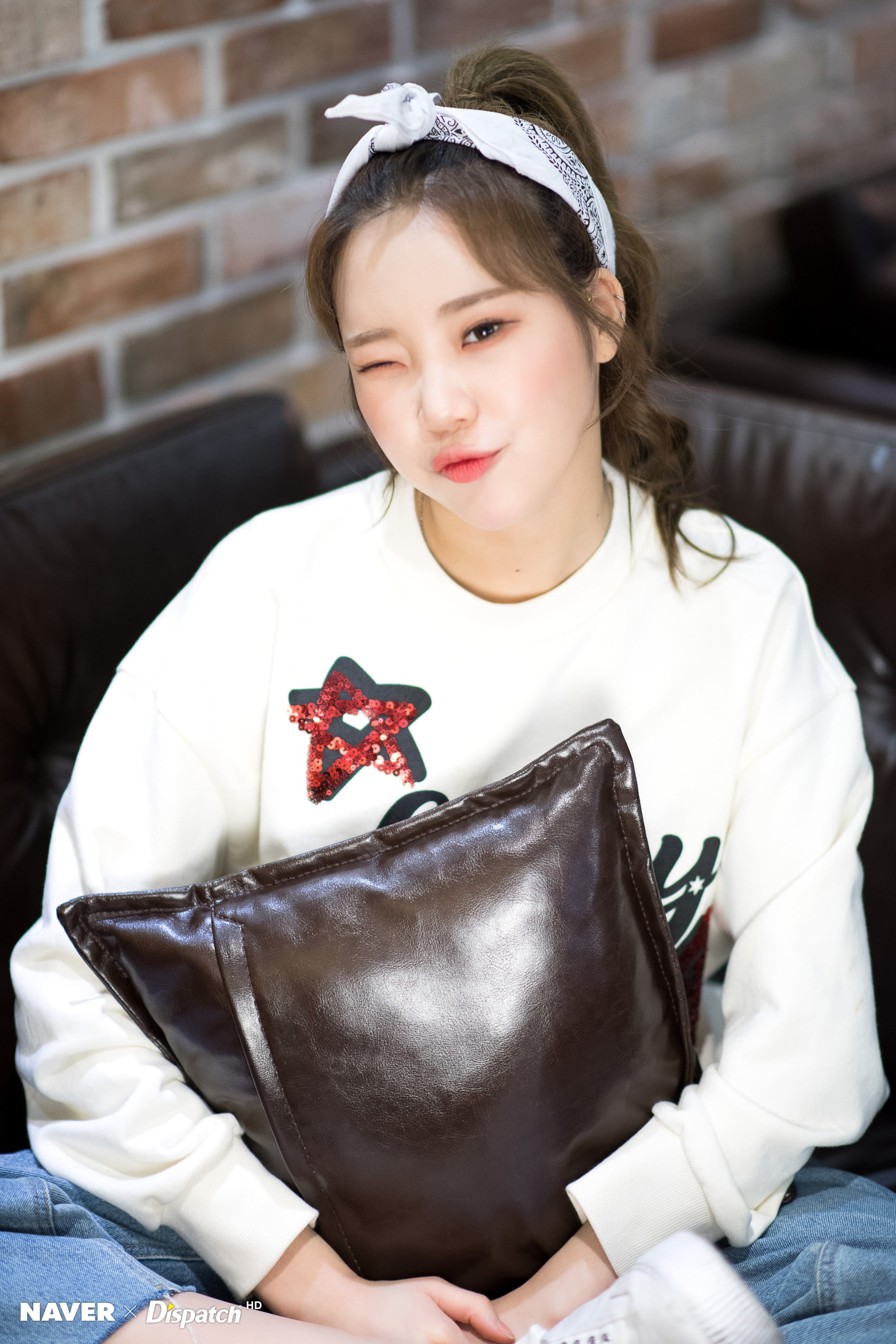 women indoors, 2K, Asian, Momoland, women, brunette, K-pop, Phone HD Wallpaper