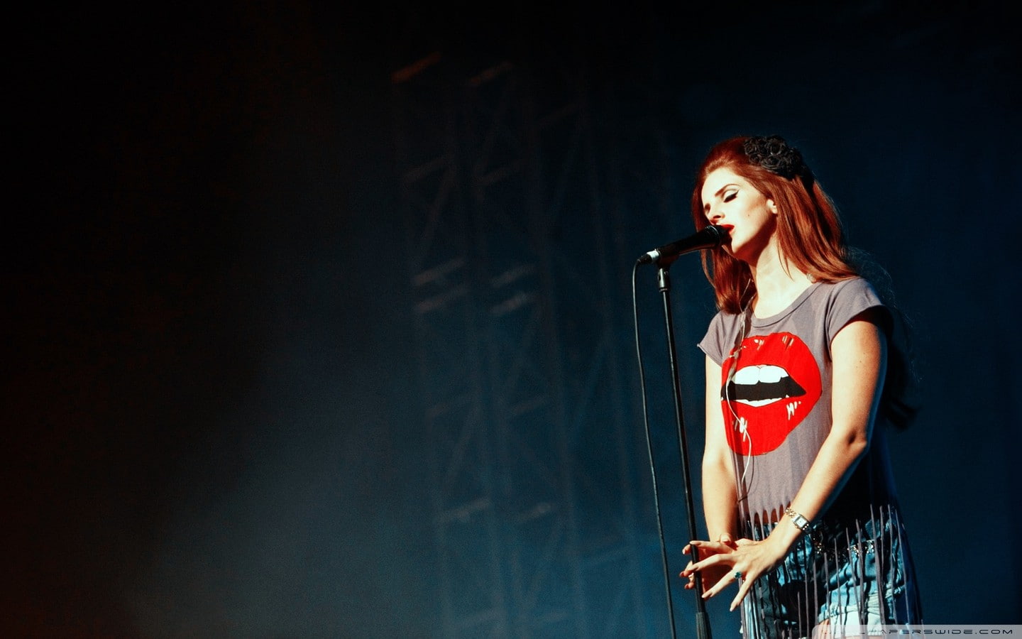 720P, Lana Del Rey, singer, redhead, flower in hair, women, T-shirt, stage shots, HD Wallpaper