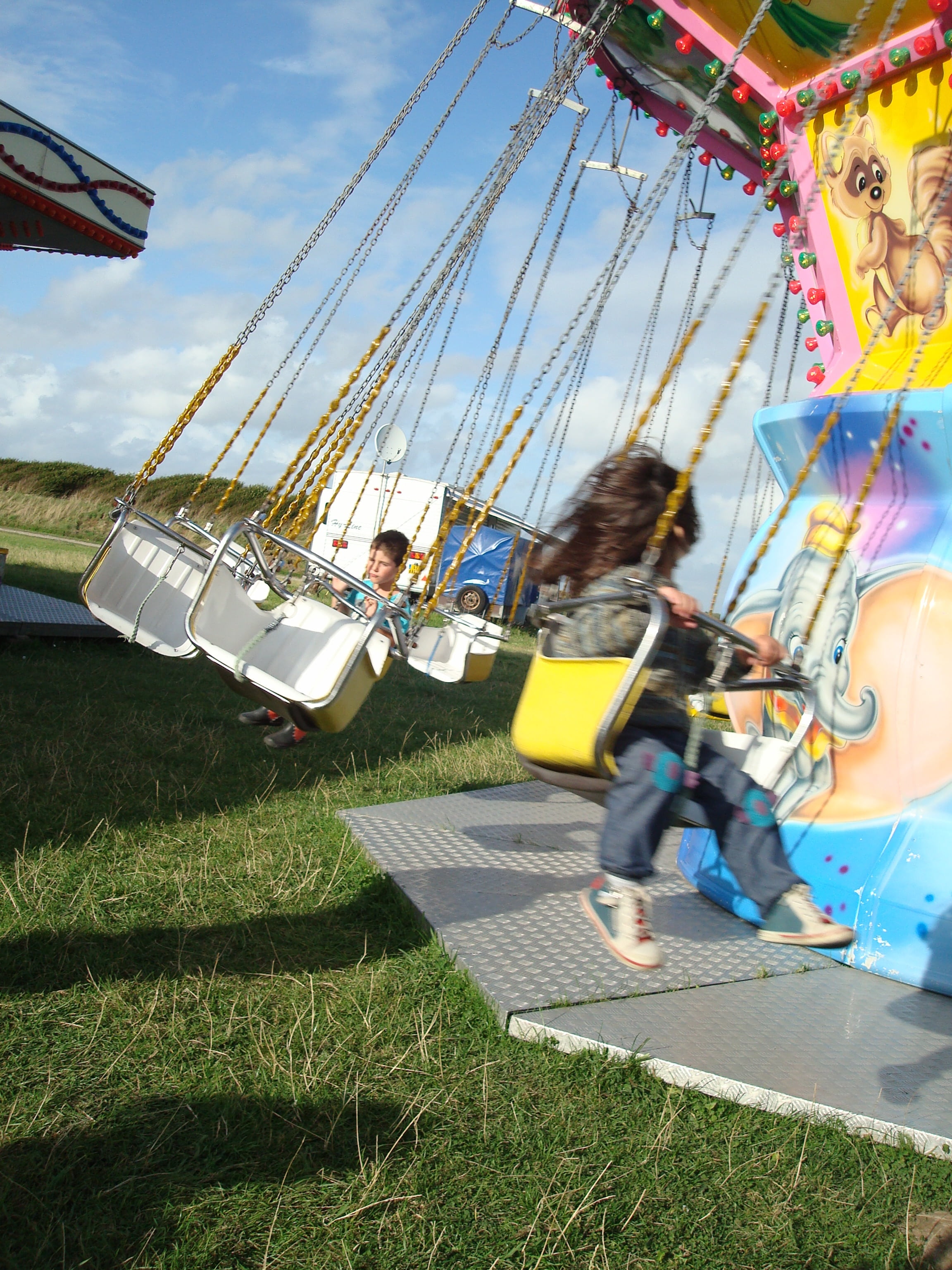 girls, nature, fairground, men, traveling Carnival, child, group of people, outdoors, amusement park ride, leisure activity, real people, enjoyment, swing, Phone HD Wallpaper