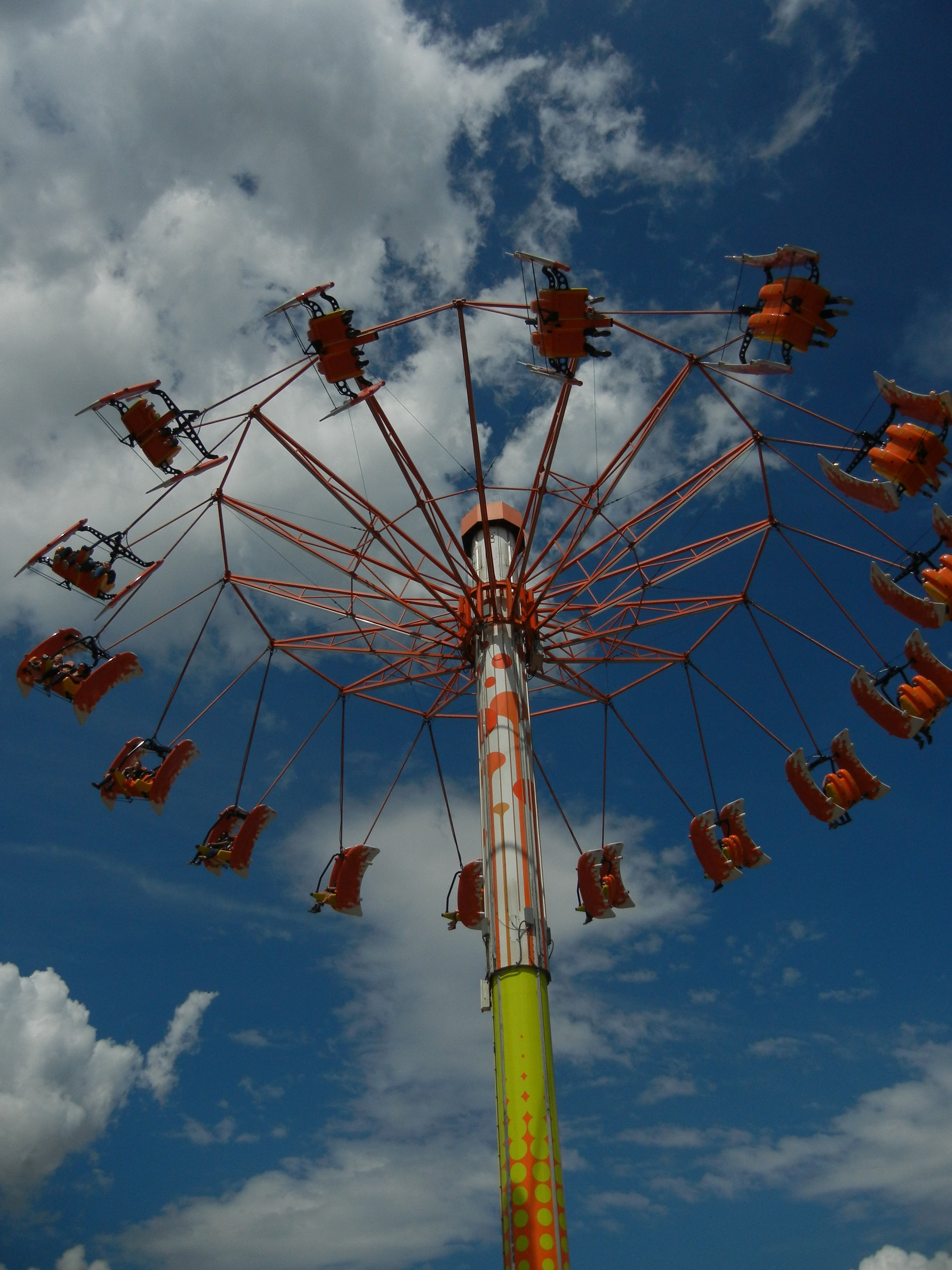 motion, year market, metal, fairground, arts culture and entertainment, outdoors, sky, low angle view, 4K, day, amusement park, blue, fun, chain swing ride, Phone HD Wallpaper