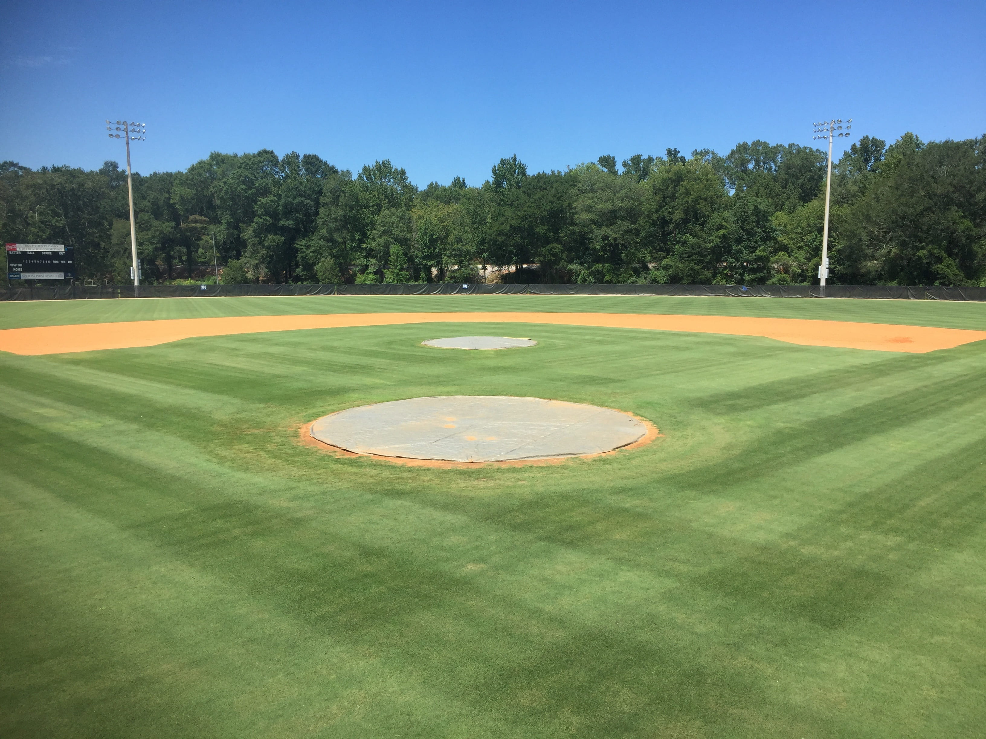 green color, no people, infield, baseball diamond, golf course, baseball, sunlight, sky, diamond, sport, plant, base, nature, sand trap, activity, flag, HD Wallpaper