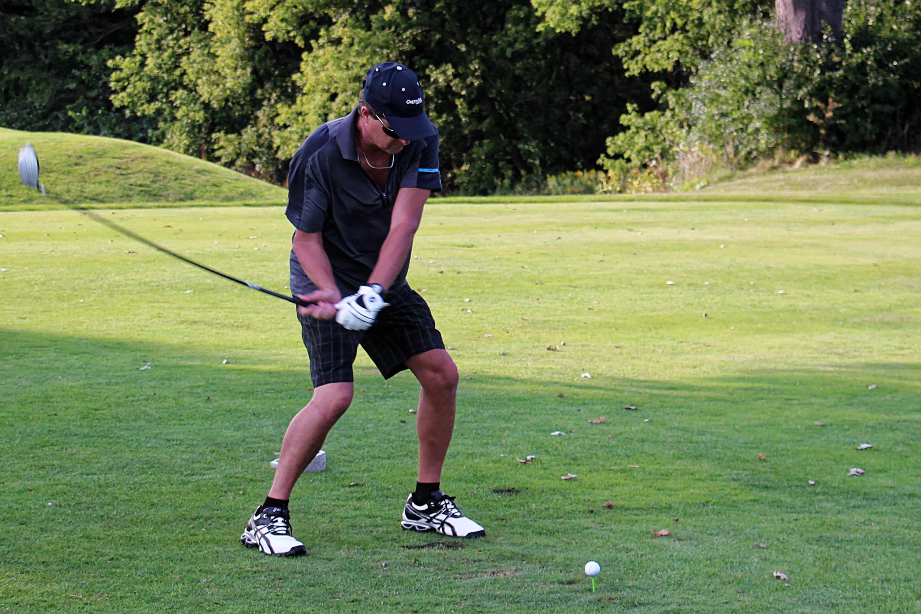 playing, course, golf clubs, casual clothing, golfing, plant, ball, green, grass, game, 2K, sport, golf ball, activity, golf glove, golfer, hitting, golf club, HD Wallpaper