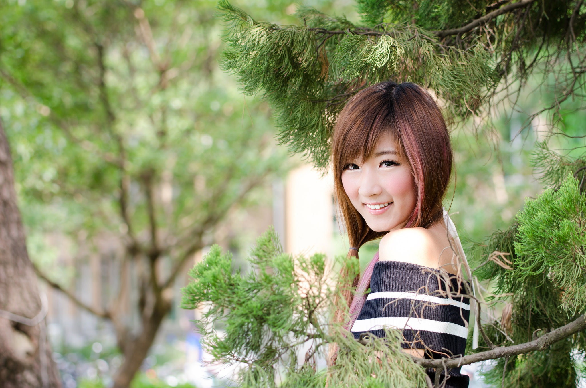 hair, young women, one person, young adult, smiling, lifestyles, hairstyle, bangs, Wu Ni, 1080P, beautiful woman, looking at camera, outdoors, casual clothing, HD Wallpaper