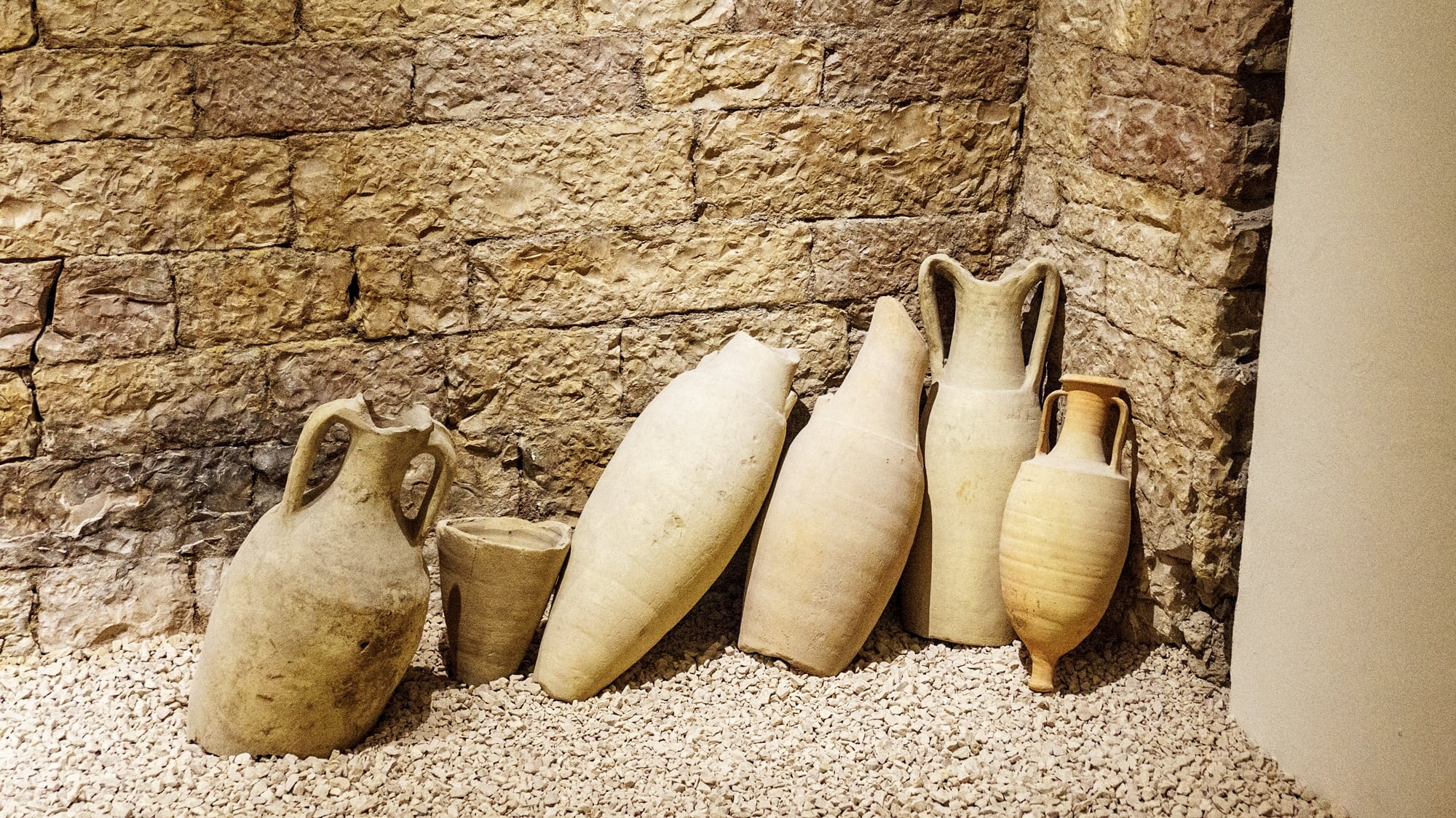 outdoors, built structure, amphora, wall, 1080P, creativity, building, zweihenkliges pottery, sunlight, wall - building feature, representation, day, architecture, HD Wallpaper
