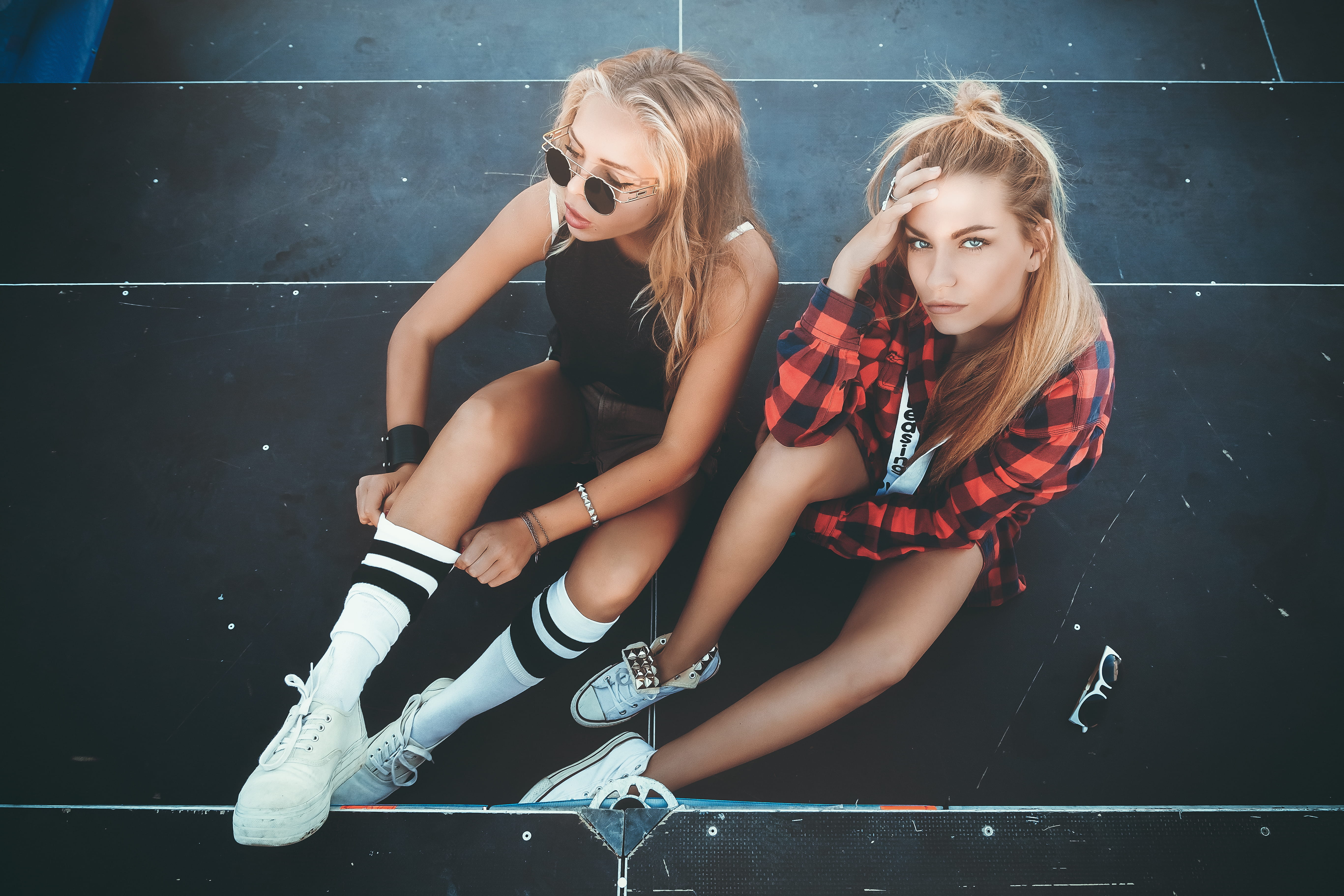 pose, young women, females, sitting, lifestyles, beauty, amazing girl, sat, emotion, style, teenager, beautiful woman, friend, hair, women, retro, young adult, HD Wallpaper