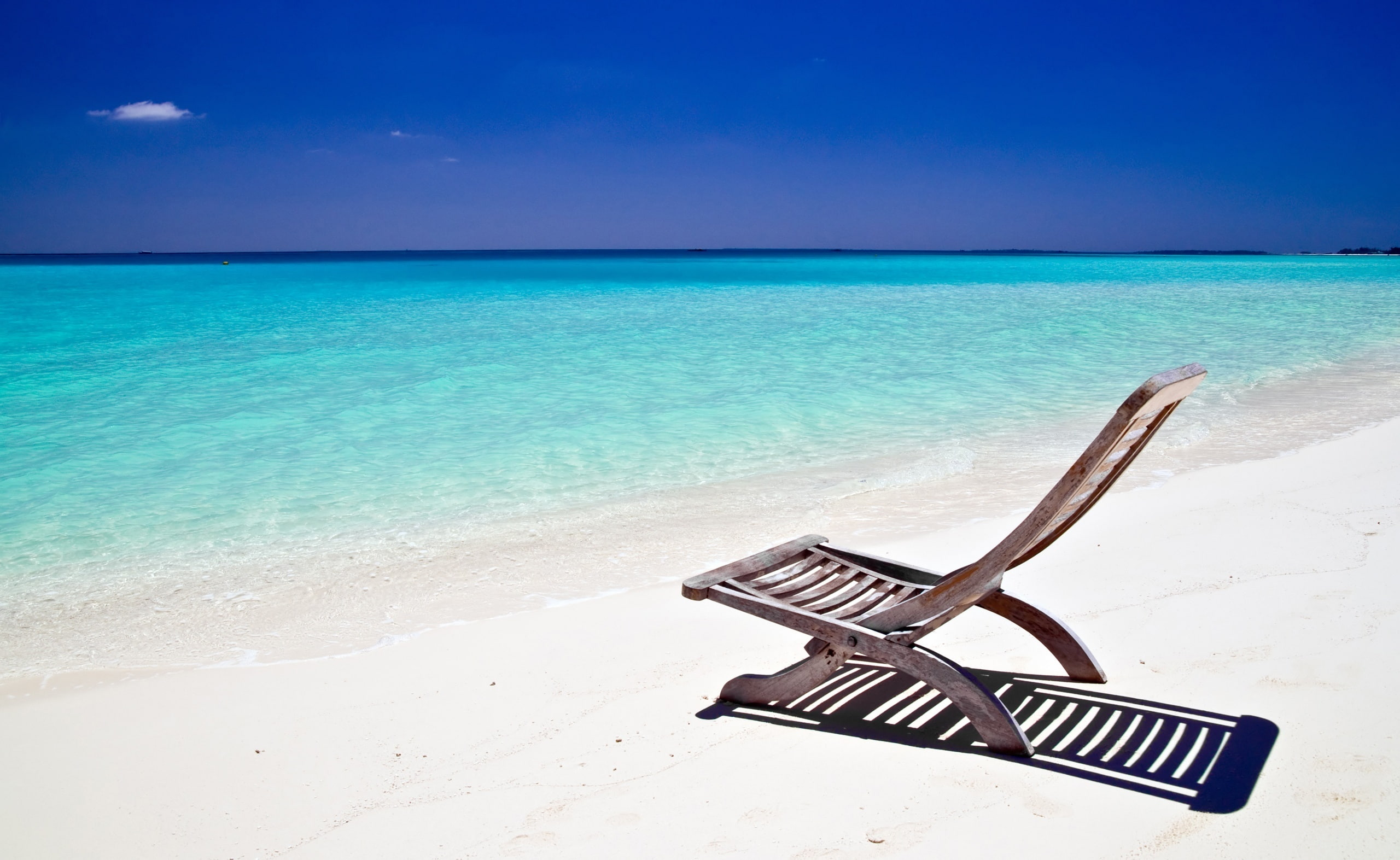 lounge, white sand, Nature, sunlight, horizon, horizon over water, 2K, land, beauty in nature, brown, idyllic, water, Relax, Chair, Beach, Beautiful, turquoise colored, HD Wallpaper