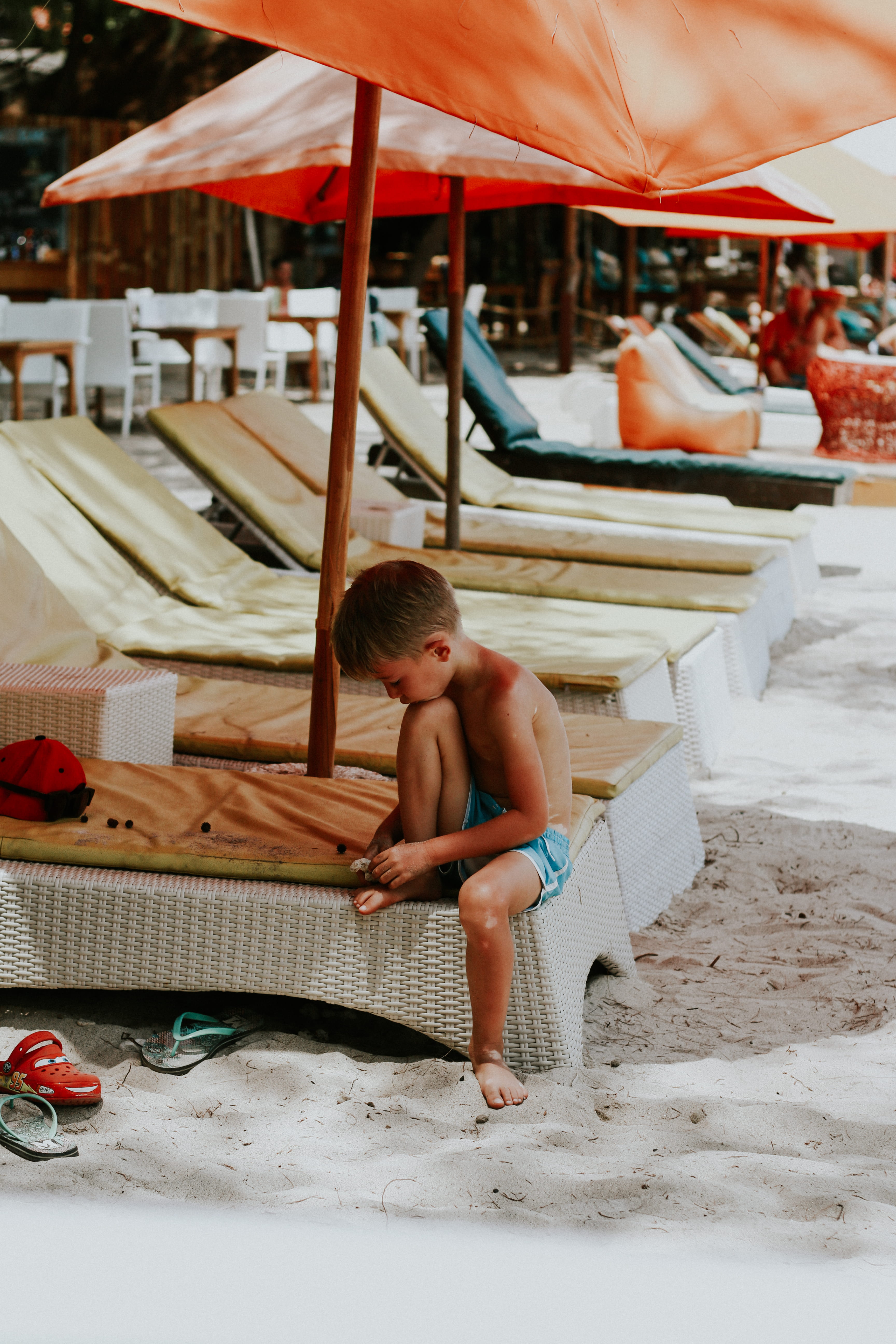 boy, seat, white, parasol, sitting, lounge, casual clothing, chaise, males, lounger, beach, real people, boys, male, market, chair, shirtless, child, men, Phone HD Wallpaper