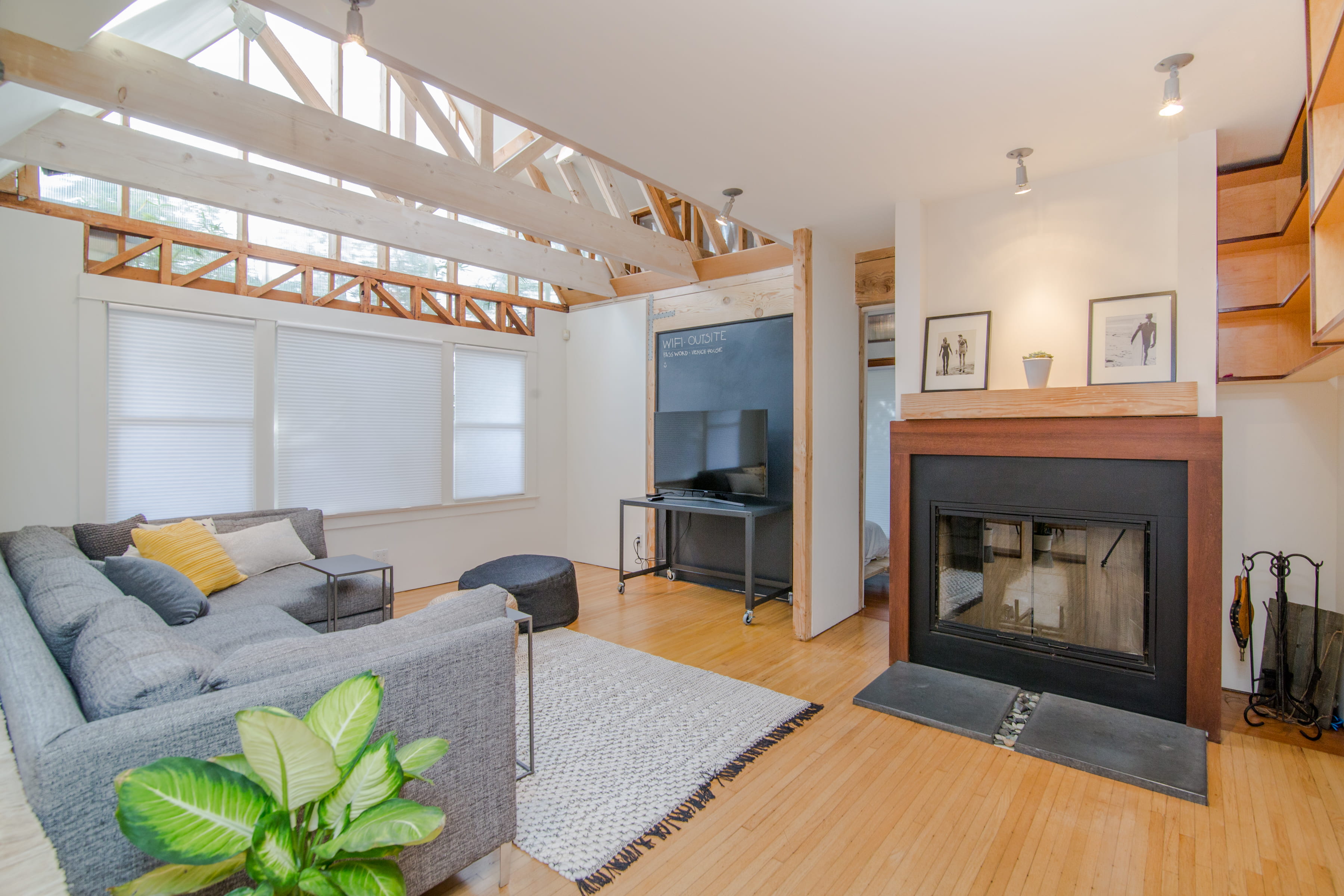 indoors, wood floor, living room, lifestyles, wood, room, beam, venice, californium, wealth, domestic kitchen, beach, couch, flooring, absence, fire place, HD Wallpaper