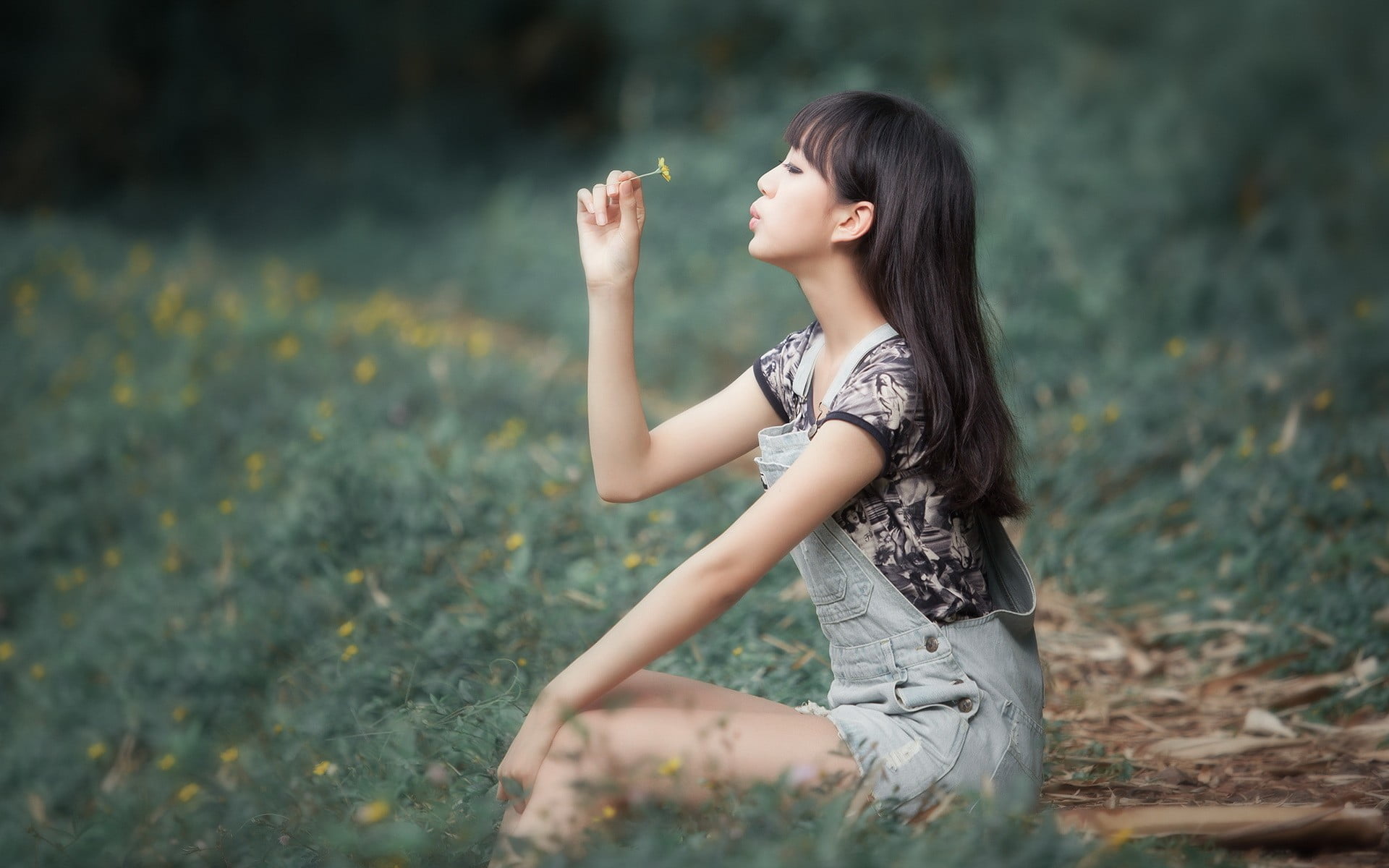 land, young women, beautiful woman, real people, Asian, nature, Mikako Zhang Kaijie, field, women, one person, brunette, casual clothing, jean shorts, 1080P, HD Wallpaper