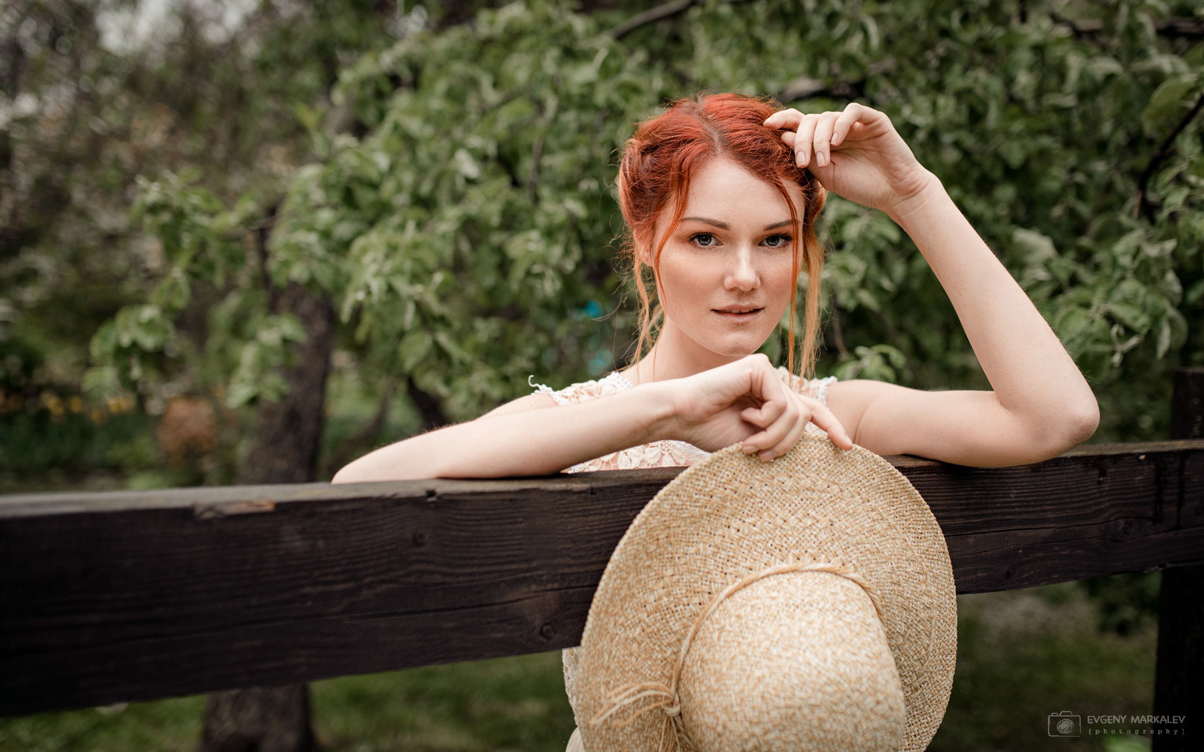 tree, adult, wood - material, one person, dyed red hair, looking at camera, outdoors, 1080P, plant, women, looking, leisure activity, young women, fashion, HD Wallpaper