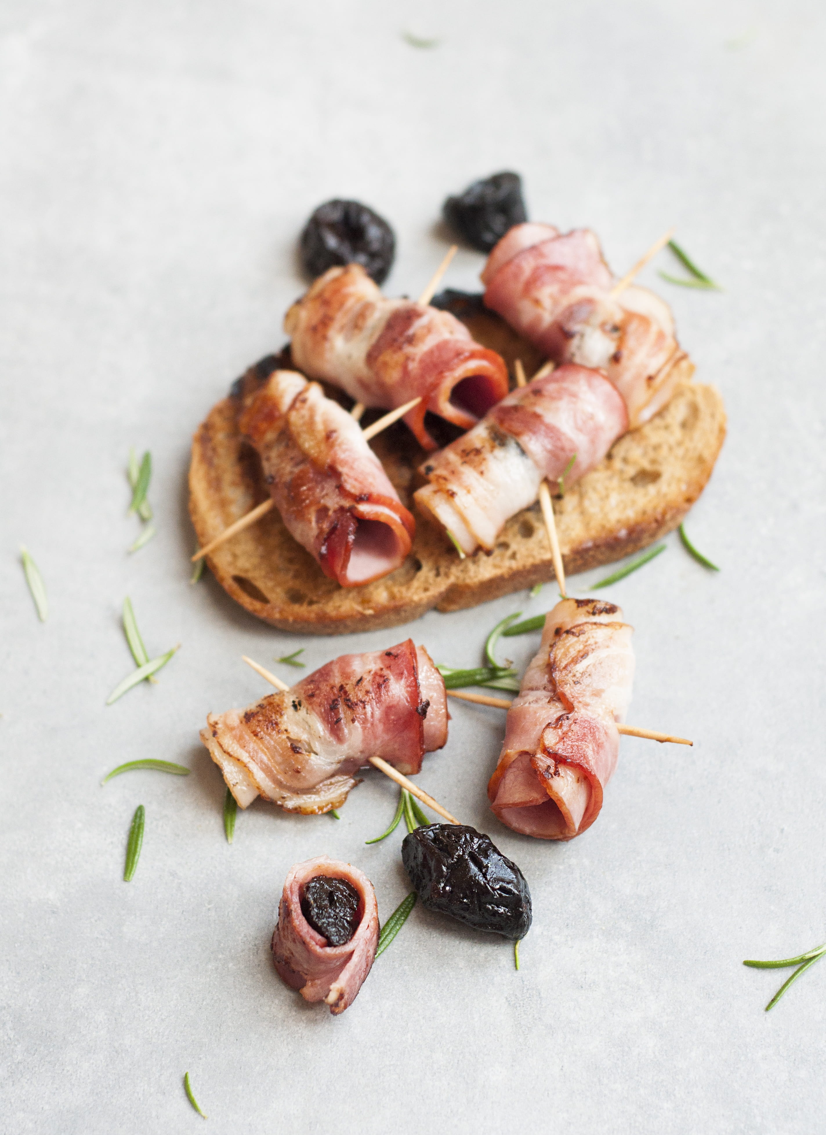 epicure, close-up, table, meat, eat, food, no people, eating, slice, appetizer, temptation, toothpick, bacon, snack, still life, delicious, wellbeing, cuisine, Phone HD Wallpaper