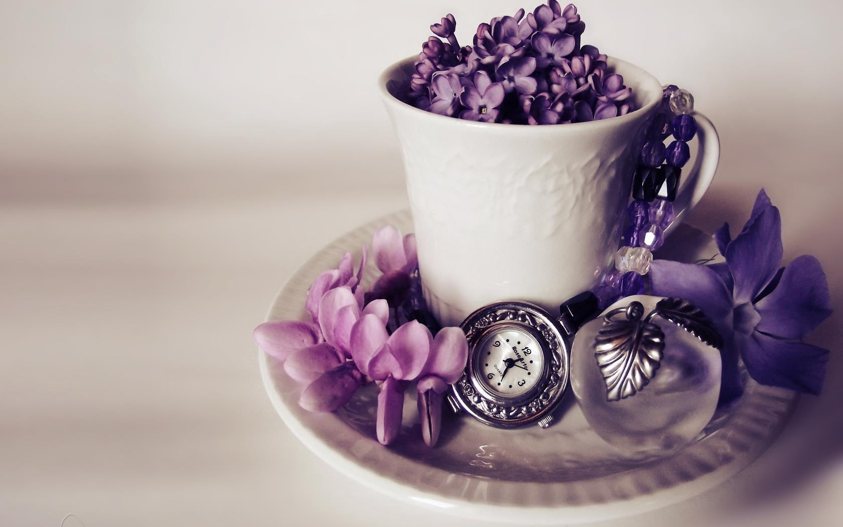 focus on foreground, celebration, flowering plant, 720P, plant, perfumes, lilacs, rose - Flower, flower Head, table, tea set, love, coffee cup, drink, HD Wallpaper