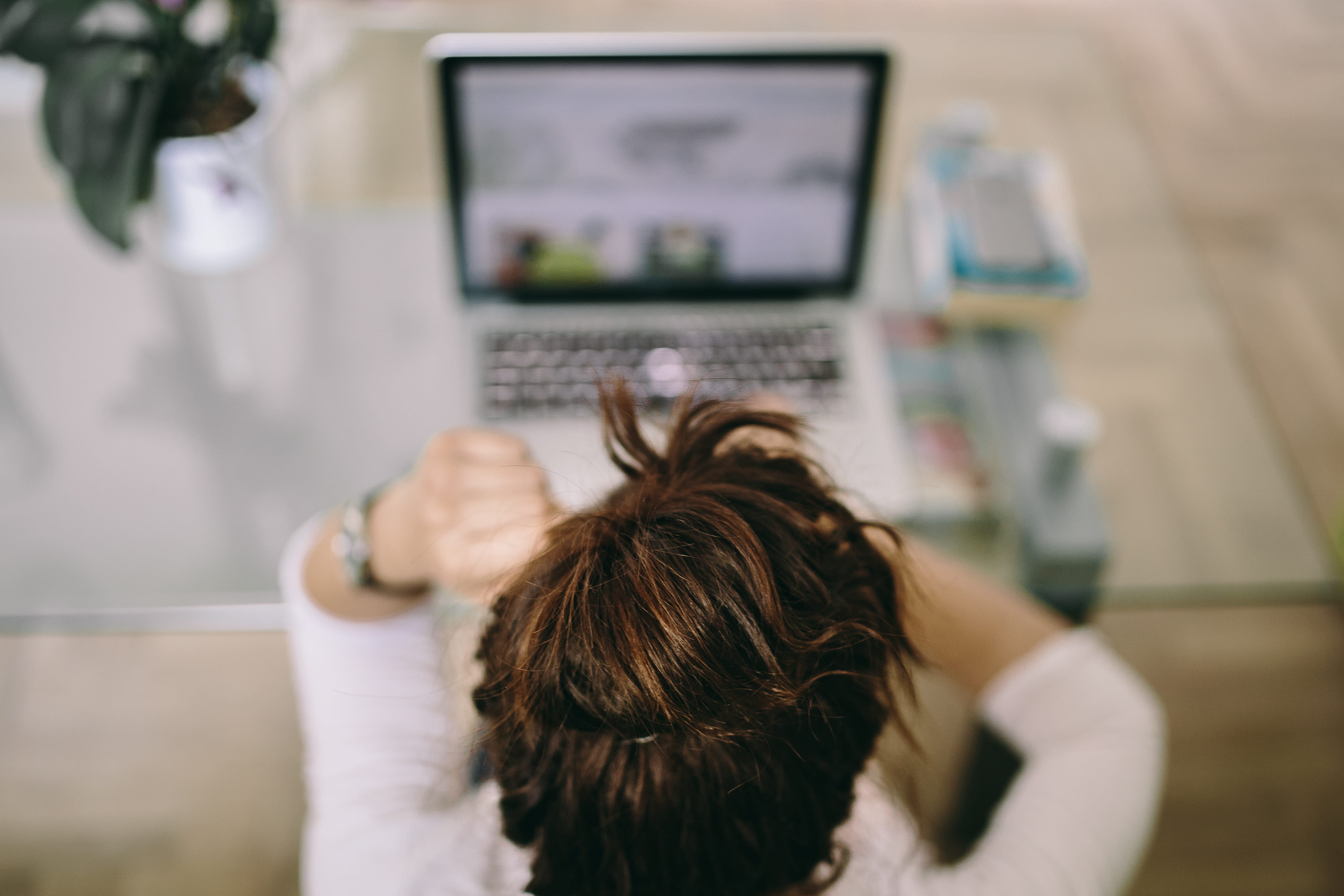 lifestyles, women, caucasian Ethnicity, focus on foreground, workplace, adult, business, businesswoman, young Adult, computer monitor, adults Only, computer, HD Wallpaper