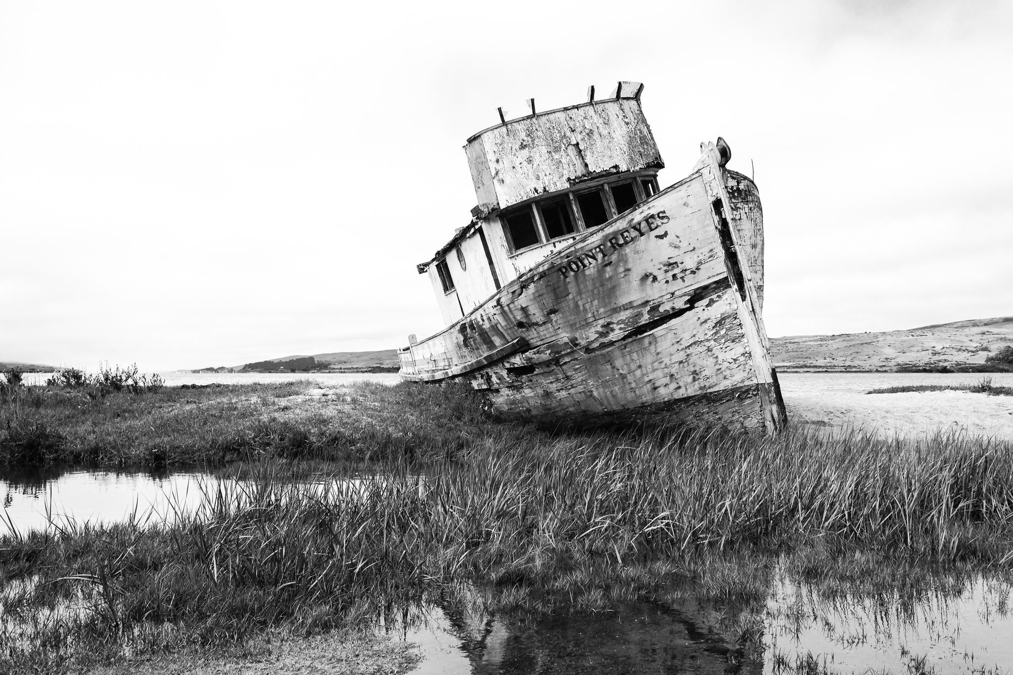 monochrome, landscape, shipwreck, 1080P, photography, boat, grass, water, HD Wallpaper