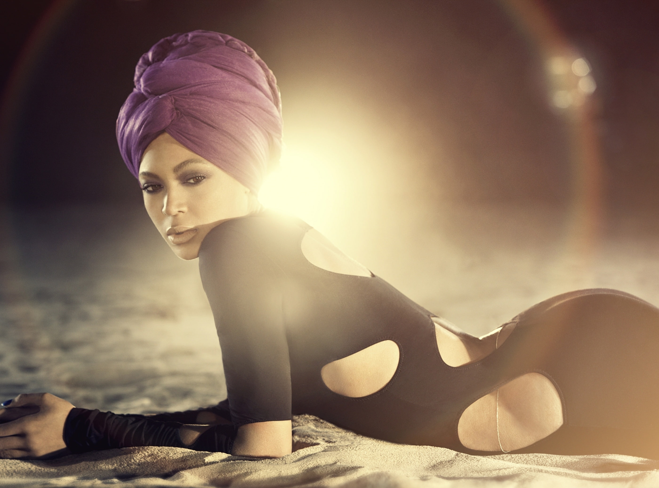 fashion, 2K, young women, sunlight, lens flare, nature, clothing, beauty, females, black, Singer, adult, beautiful woman, s, Beyonce, back lit, looking at camera, HD Wallpaper