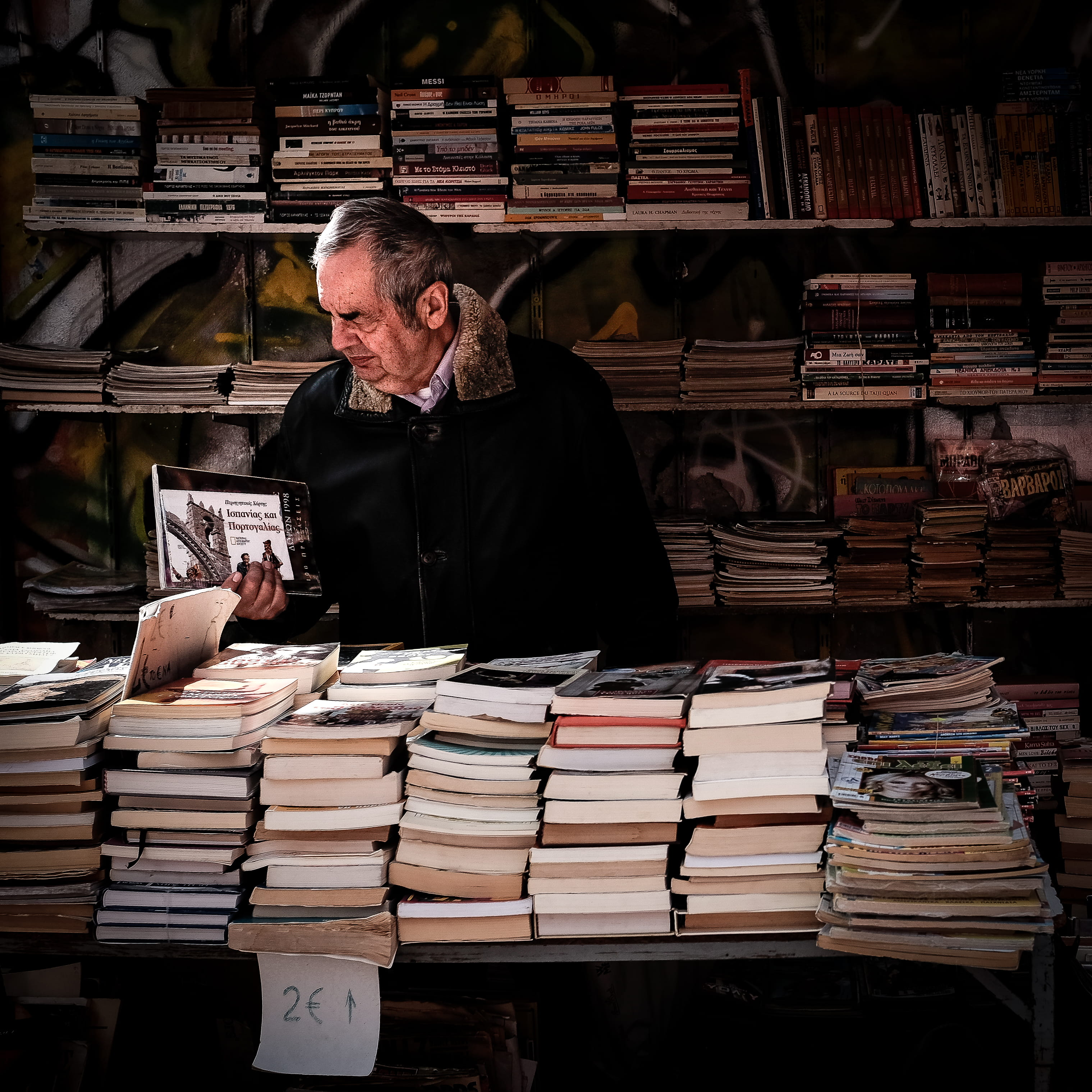 indoors, shelf, book, 2K, retail, retail display, read, old, one man only, book store, shop, abundance, men, real people, stack, waist up, large group of objects, Phone HD Wallpaper