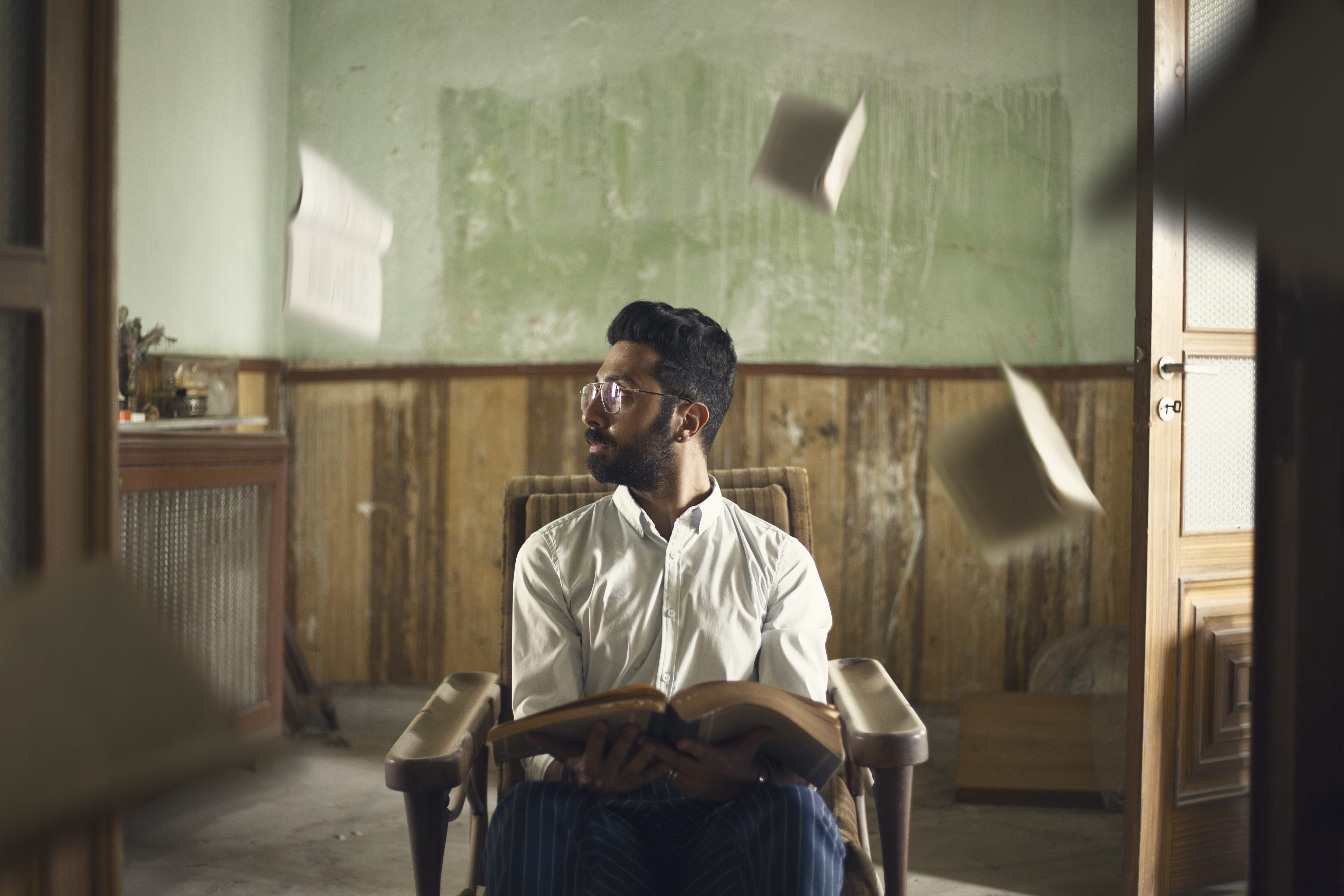 brown, book, holding, facial hair, adult, young adult, retro, armchair, one person, looking, sitting, beard, vintage, seat, radiator, three quarter length, HD Wallpaper