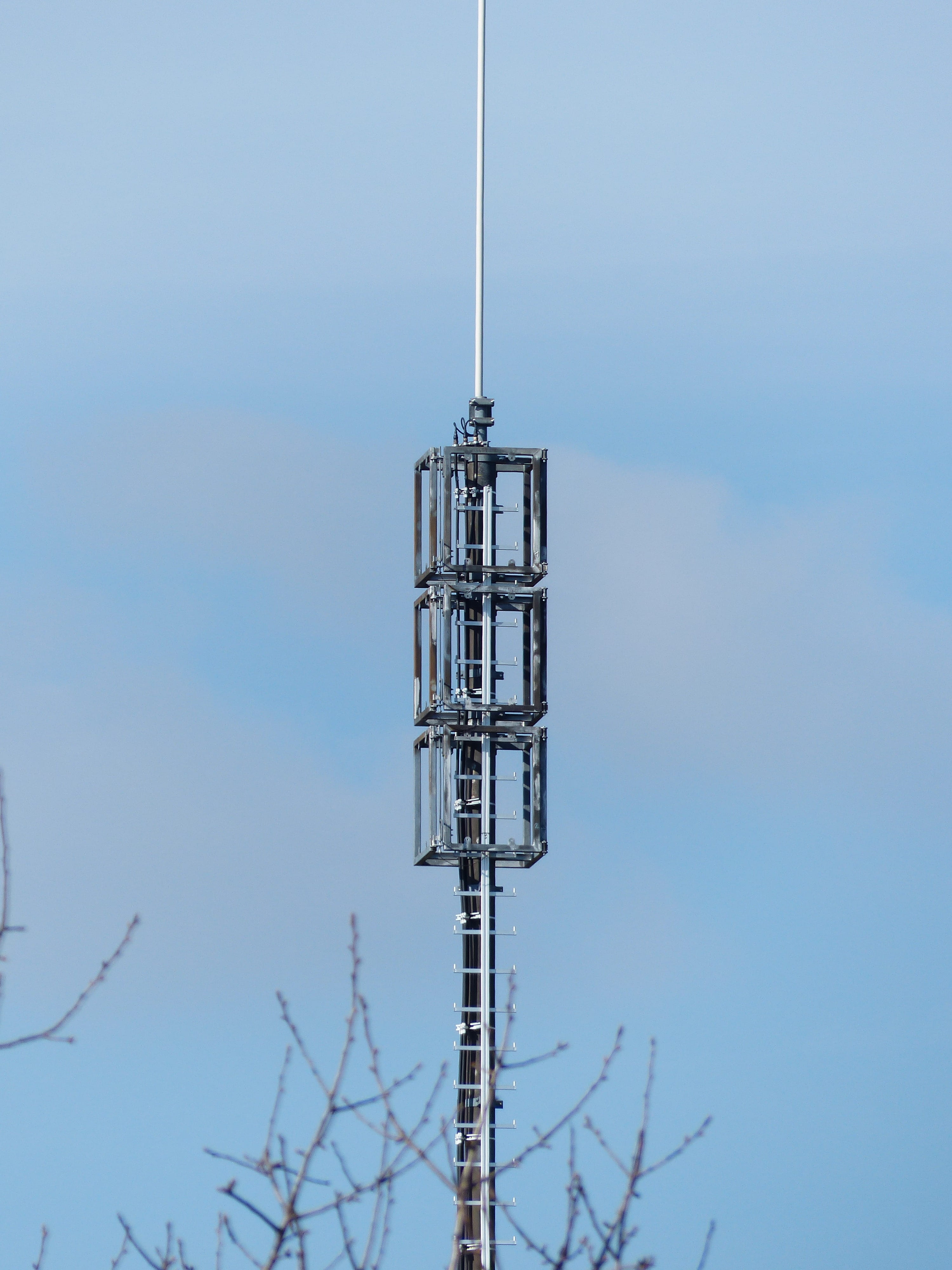 antenna - Aerial, communication, pole, outdoors, satellite, blue, equipment, communications Tower, sky, global communications, architecture, electrical equipment, Phone HD Wallpaper