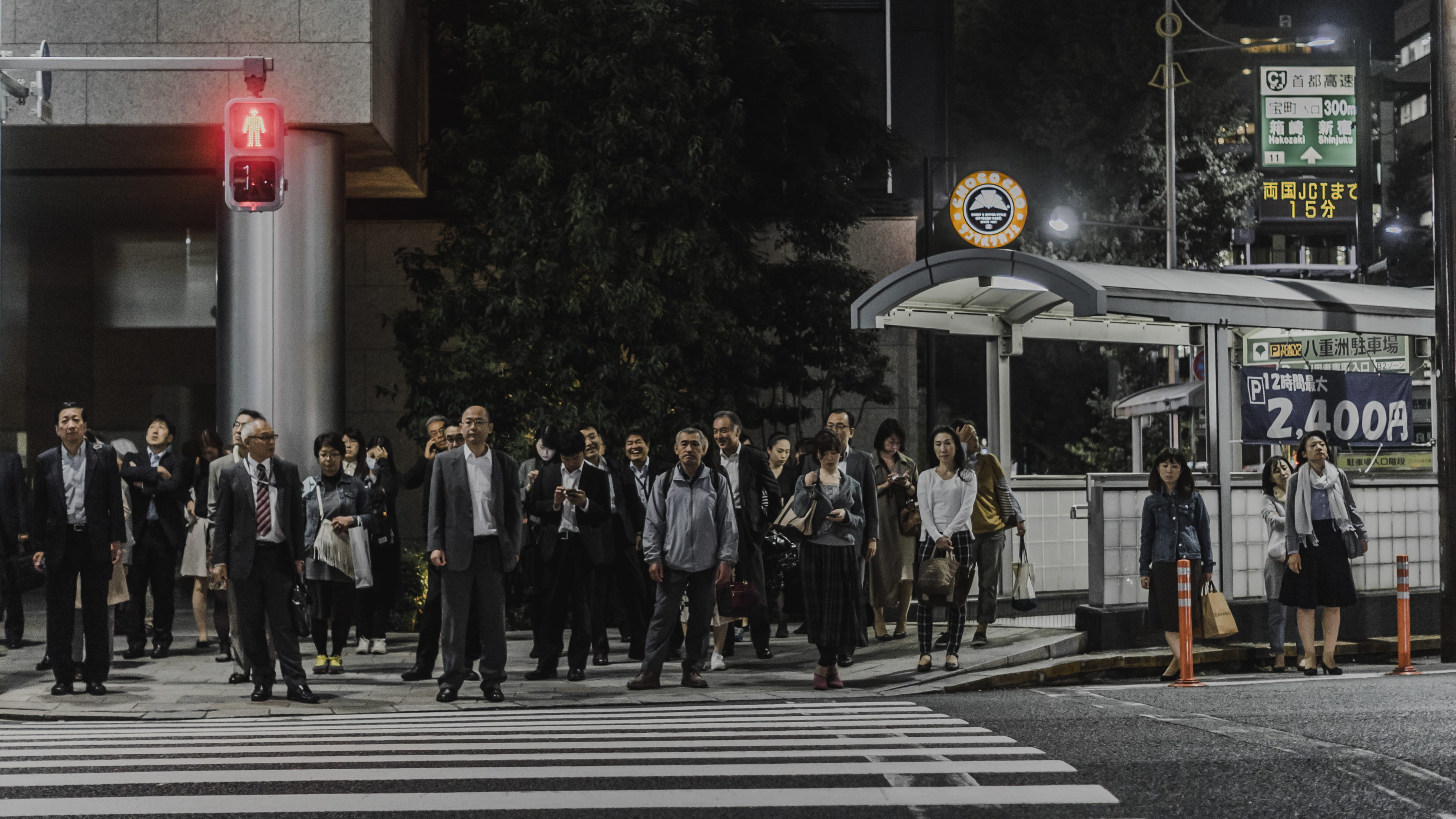 men, road, light, crossing, built structure, Crosswalk, adult, daytime, sign, communication, symbol, lane, walking, urban Scene, group, architecture, women, HD Wallpaper