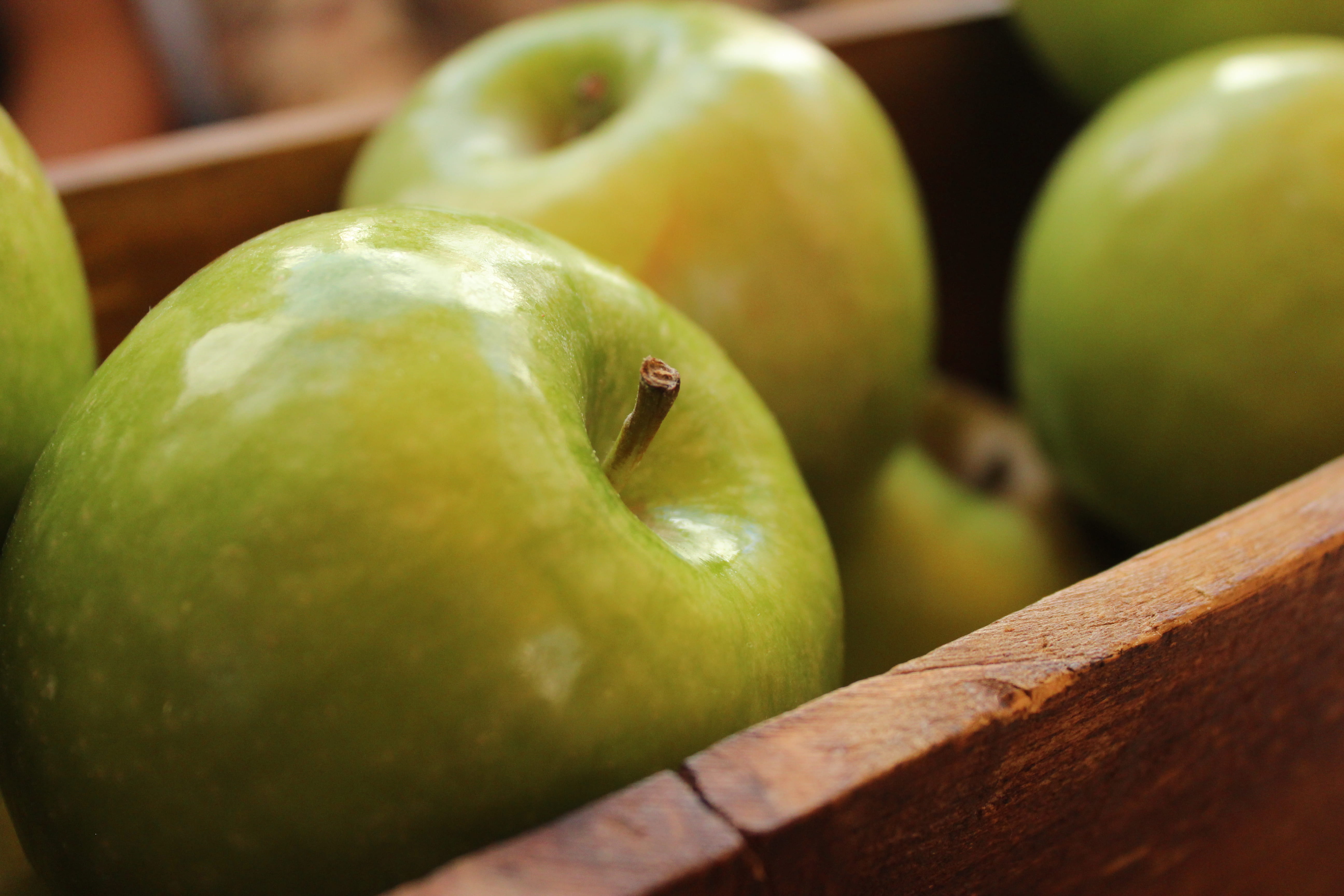 wellbeing, vegetarian food, wood - material, fruit, focus, 5K, day, food, ripe, photography, wood, box, tropical fruit, green apple, indoors, organic, HD Wallpaper