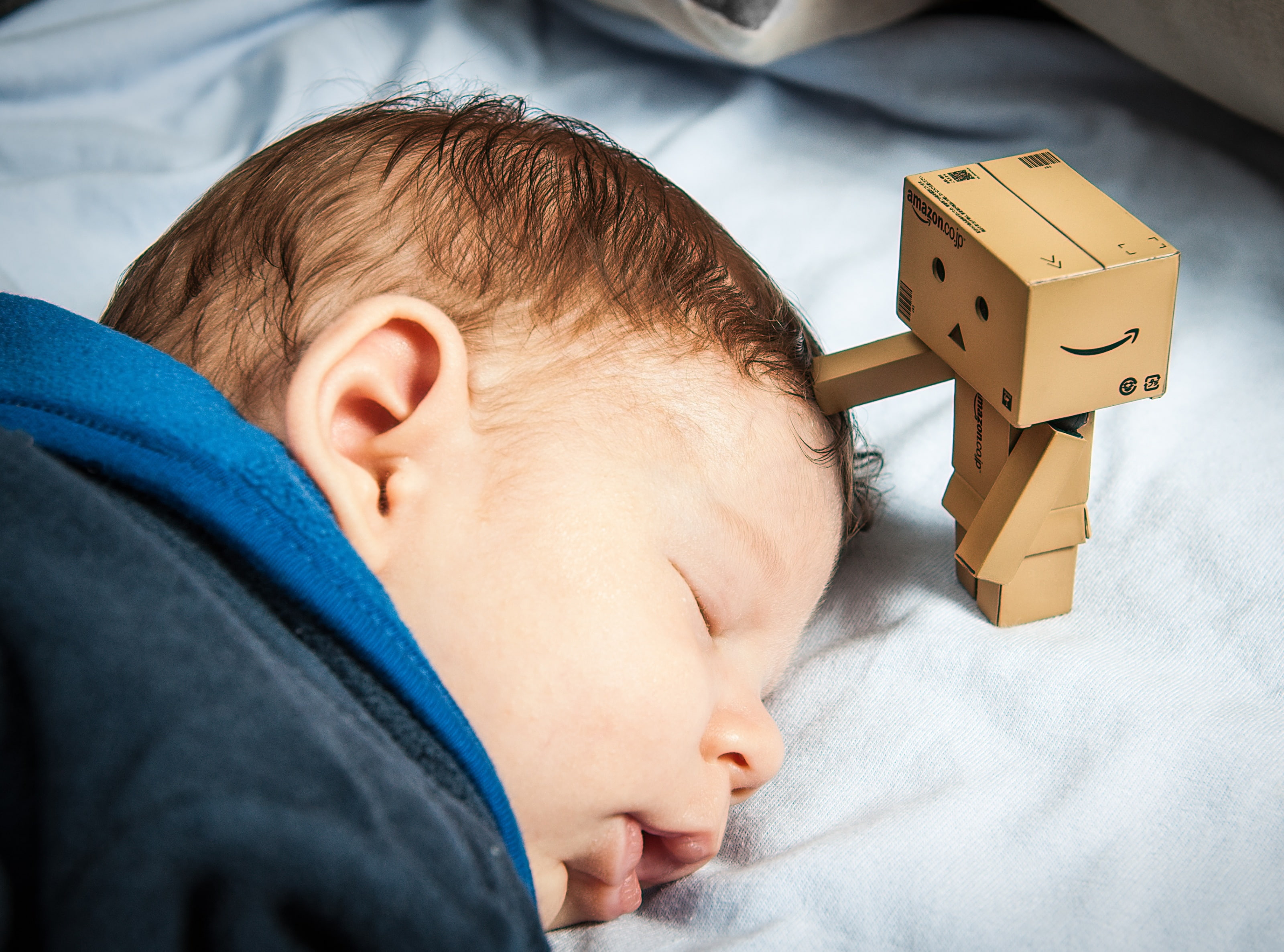 yongnuo, one person, cardboard, box, indoors, lying down, nikon, toy, flash, eyes closed, son, dormir, amazon, men, relaxation, paraguas, males, worry, HD Wallpaper