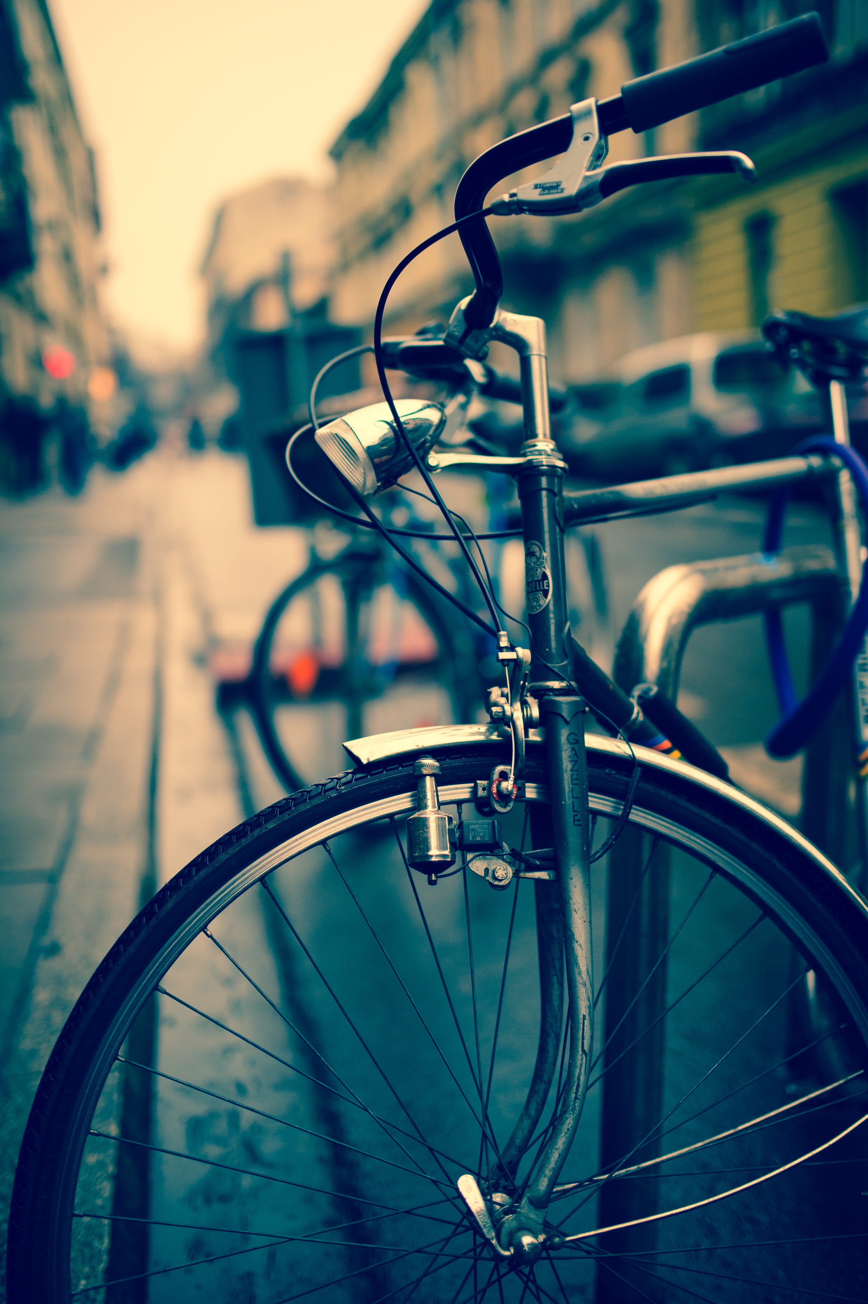 mode of transportation, krakow, city, ulica, no people, stationary, land vehicle, 4K, street, poland, bicycle, tire, metal, spoke, handlebar, close-up, Phone HD Wallpaper