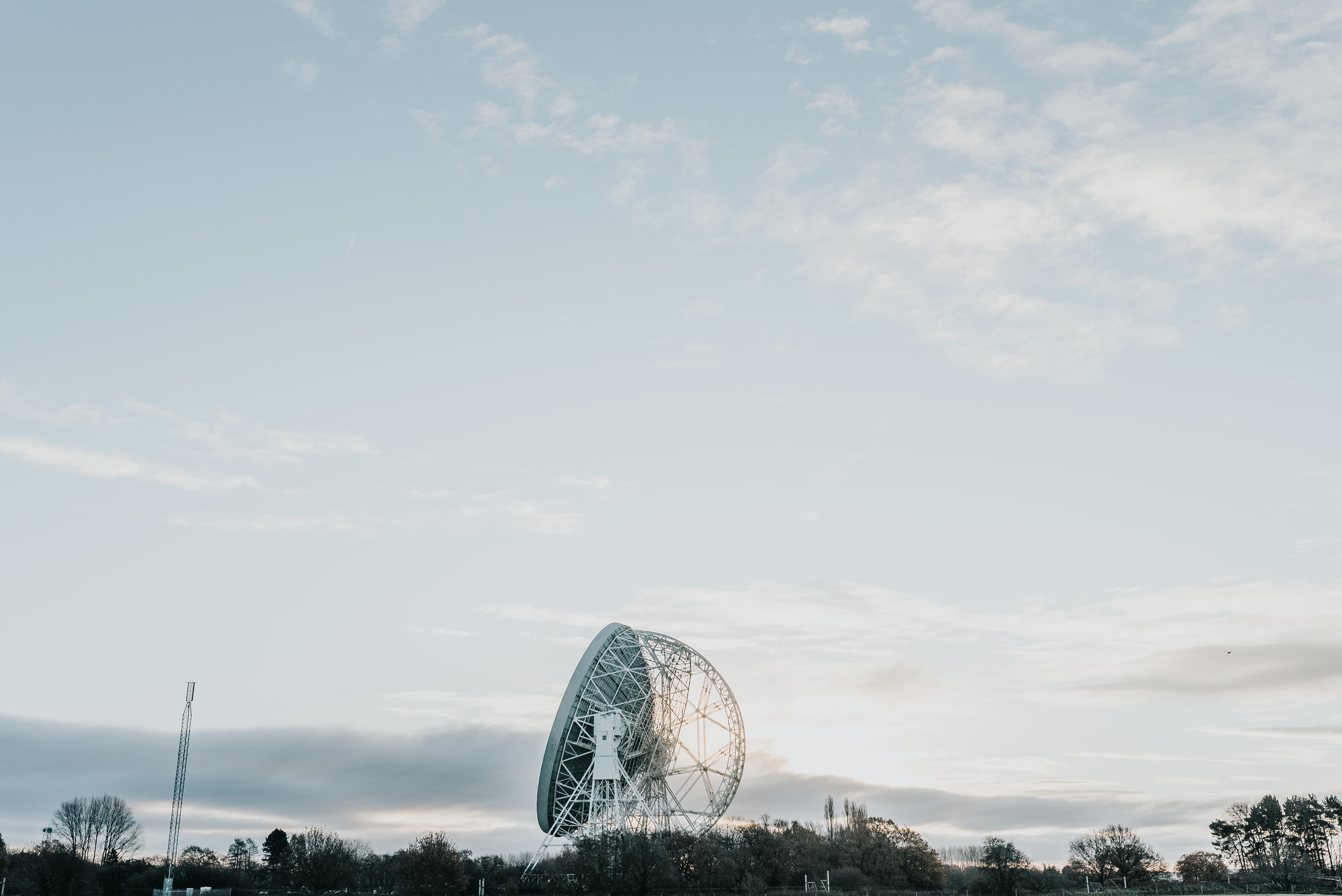 jodrell bank, built structure, ferris wheel, satellite dish, cloud - sky, outdoors, architecture, travel destinations, united kingdom, view, arts culture and entertainment, HD Wallpaper