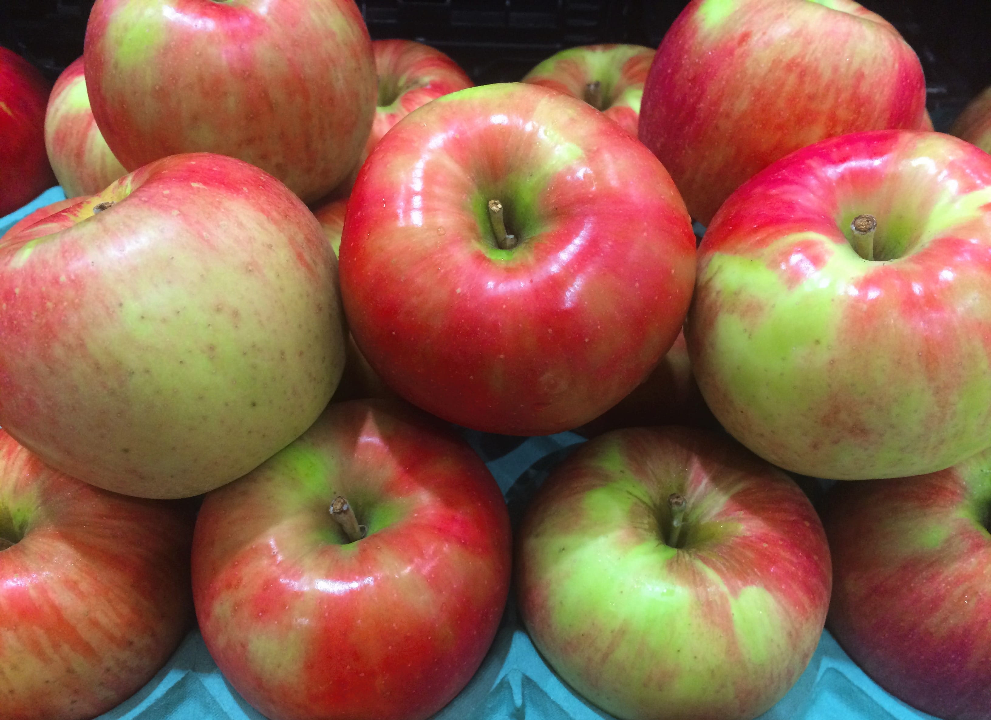 2K, high angle view, freshness, healthy eating, Apple, full frame, market stall, ripe, wellbeing, food and drink, apple - fruit, fruits and vegetables, HD Wallpaper