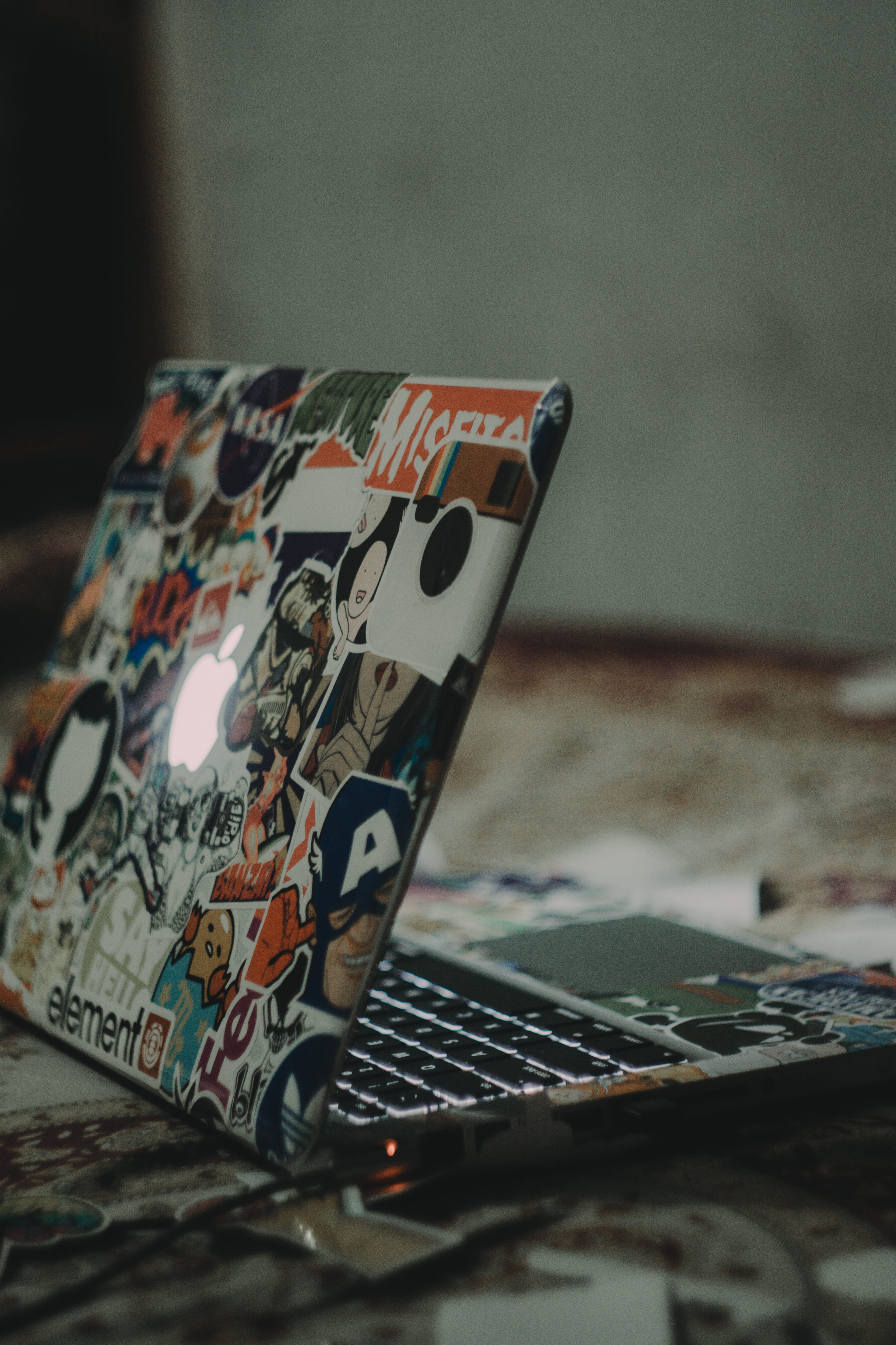 human representation, floor, opportunity, Mac, indoors, focus on foreground, currency, poker - card game, 5K, leisure games, macbook pro, cards, luck, Phone HD Wallpaper