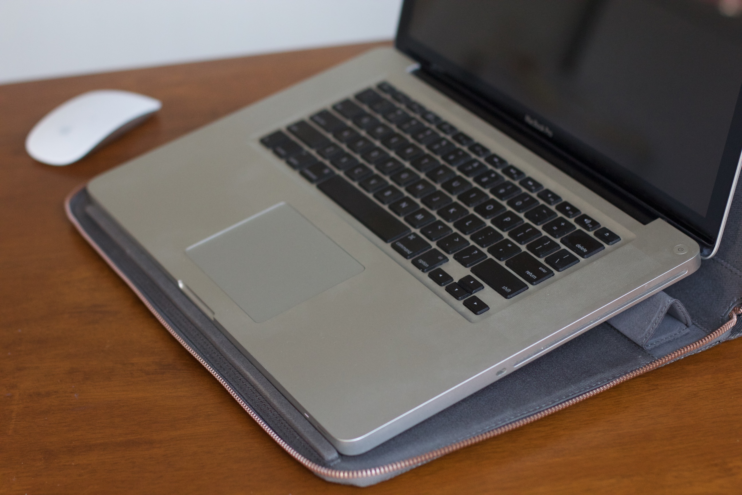 still life, table, case, wood - material, apple, 2K, incase, silver colored, macbook pro, desk, mouse, furniture, portability, keyboard, laptop, communication, HD Wallpaper