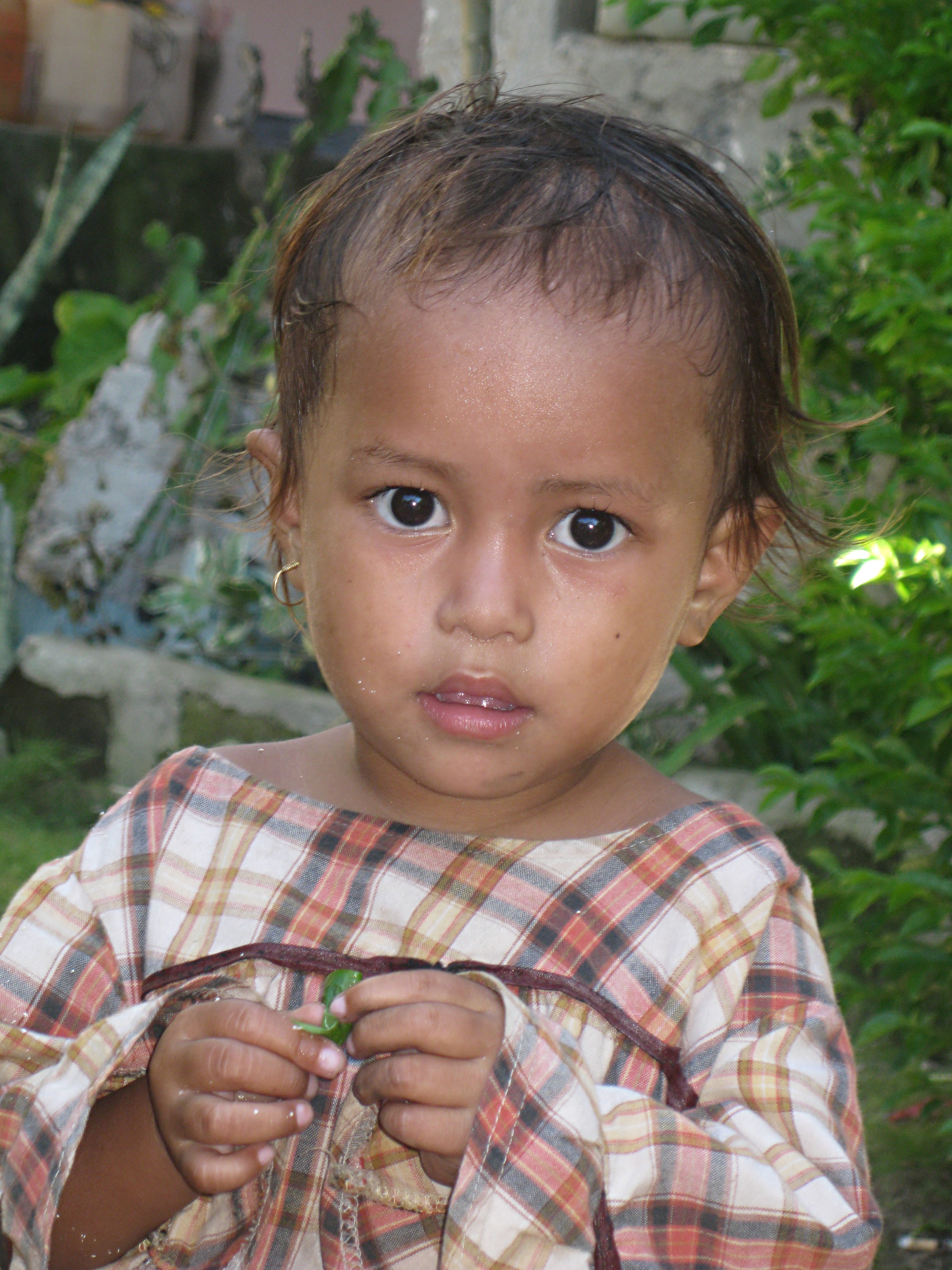 looking at camera, front view, people, wakatobi, cute, headshot, child, girl, poverty, innocence, baby, outdoors, sulawesi, childhood, portrait, men, lifestyles, Phone HD Wallpaper