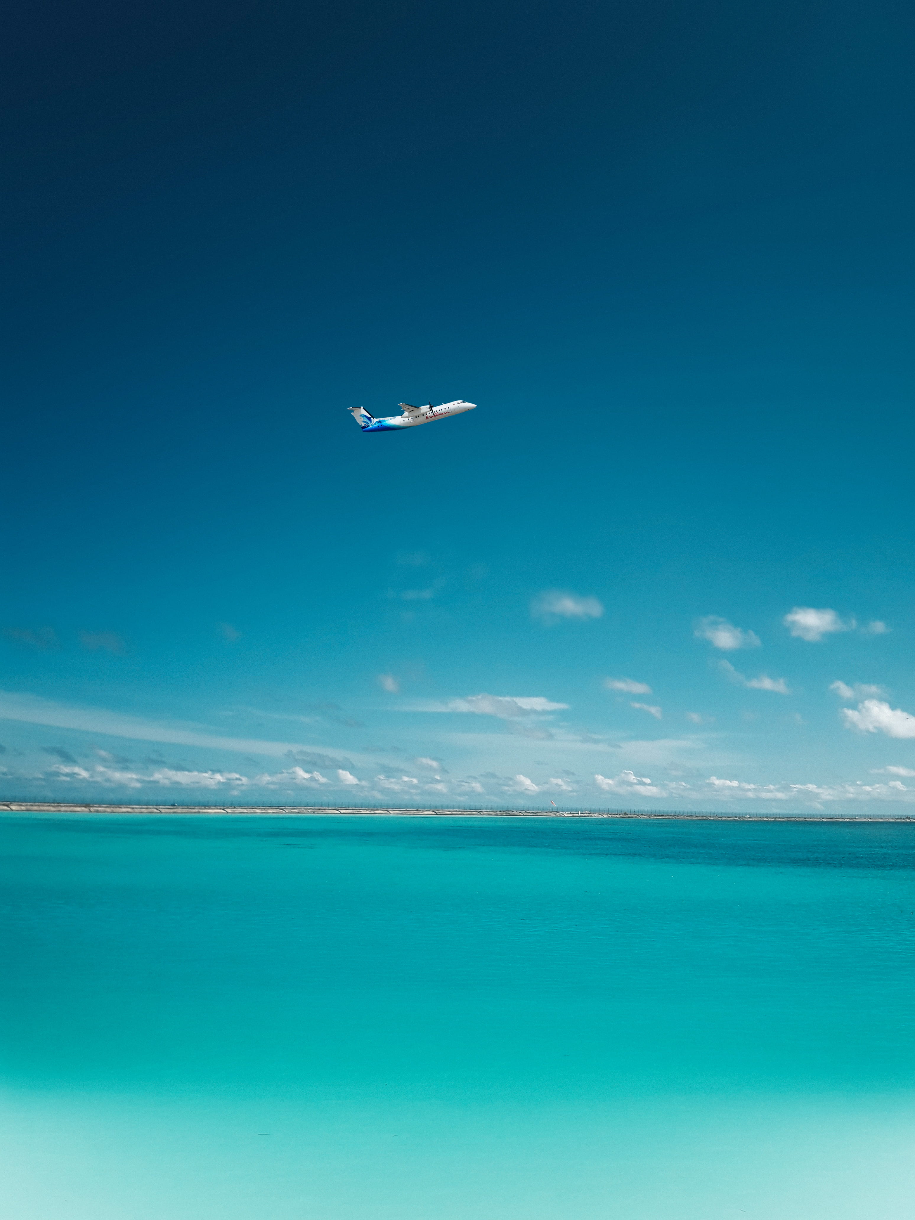 turquoise colored, photo, blue, mid-air, beach, air vehicle, sea side, water, flying over ocan, 4K, in the air, flying over sea, body, horizon over water, Phone HD Wallpaper