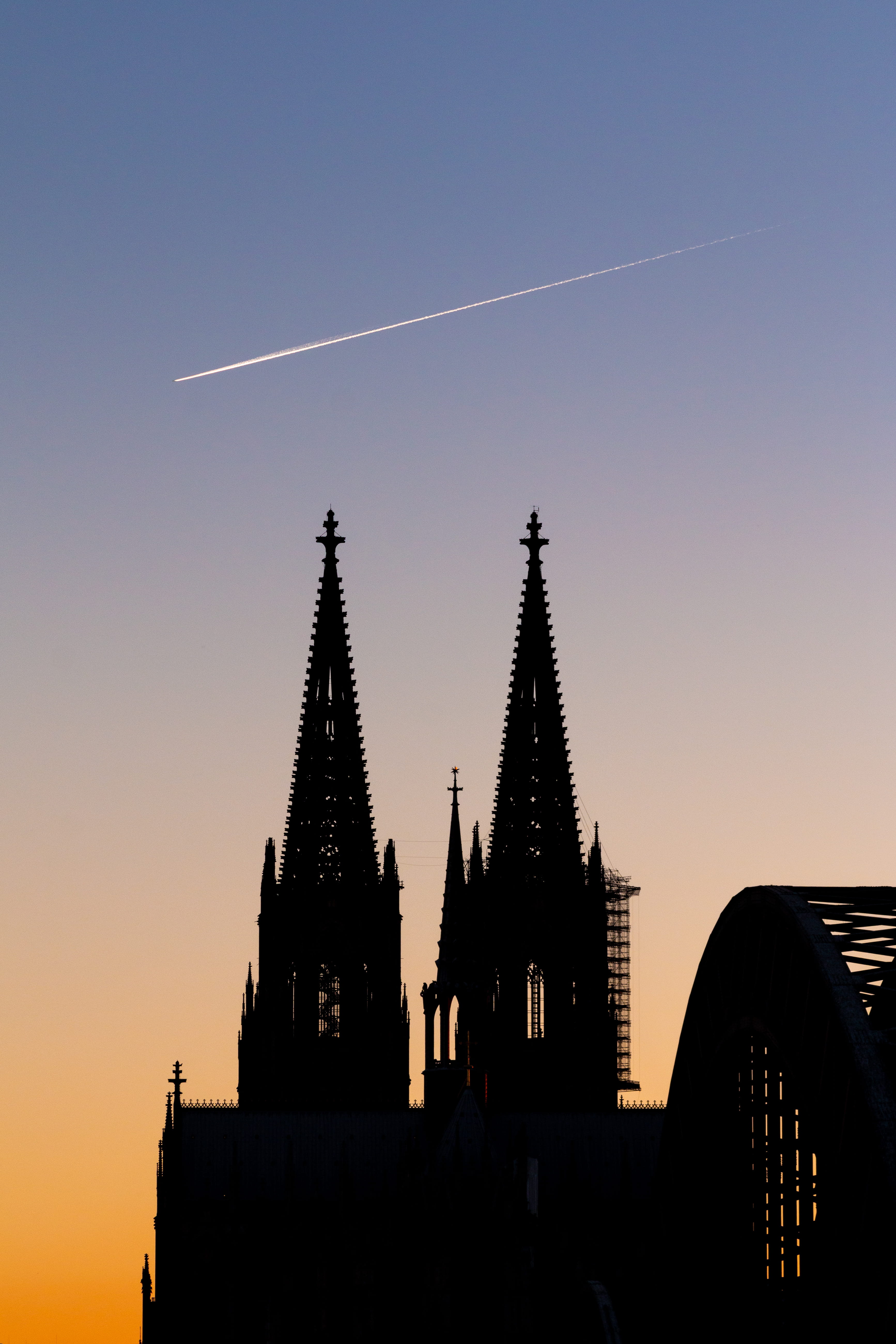 nature, cologne, silhouette, travel, rise, building, buildings, steeple, outdoors, city, no people, plane, dusk, gradient, cathedral, spirituality, religion, Phone HD Wallpaper