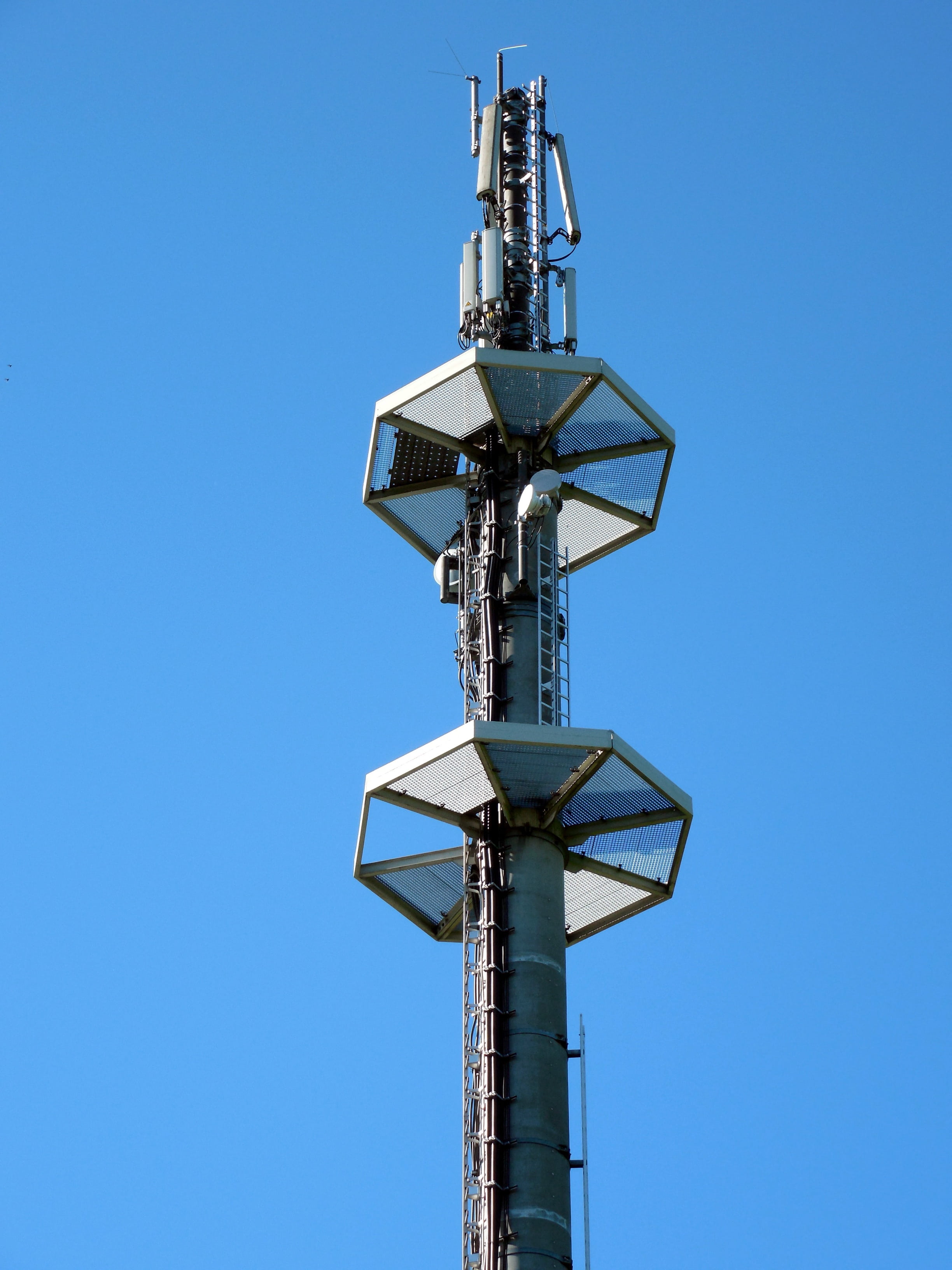 day, low angle view, architecture, send, communication, received on, direction, directly below, antenna mast, tall - high, nature, copy space, sky, lighting equipment, Phone HD Wallpaper