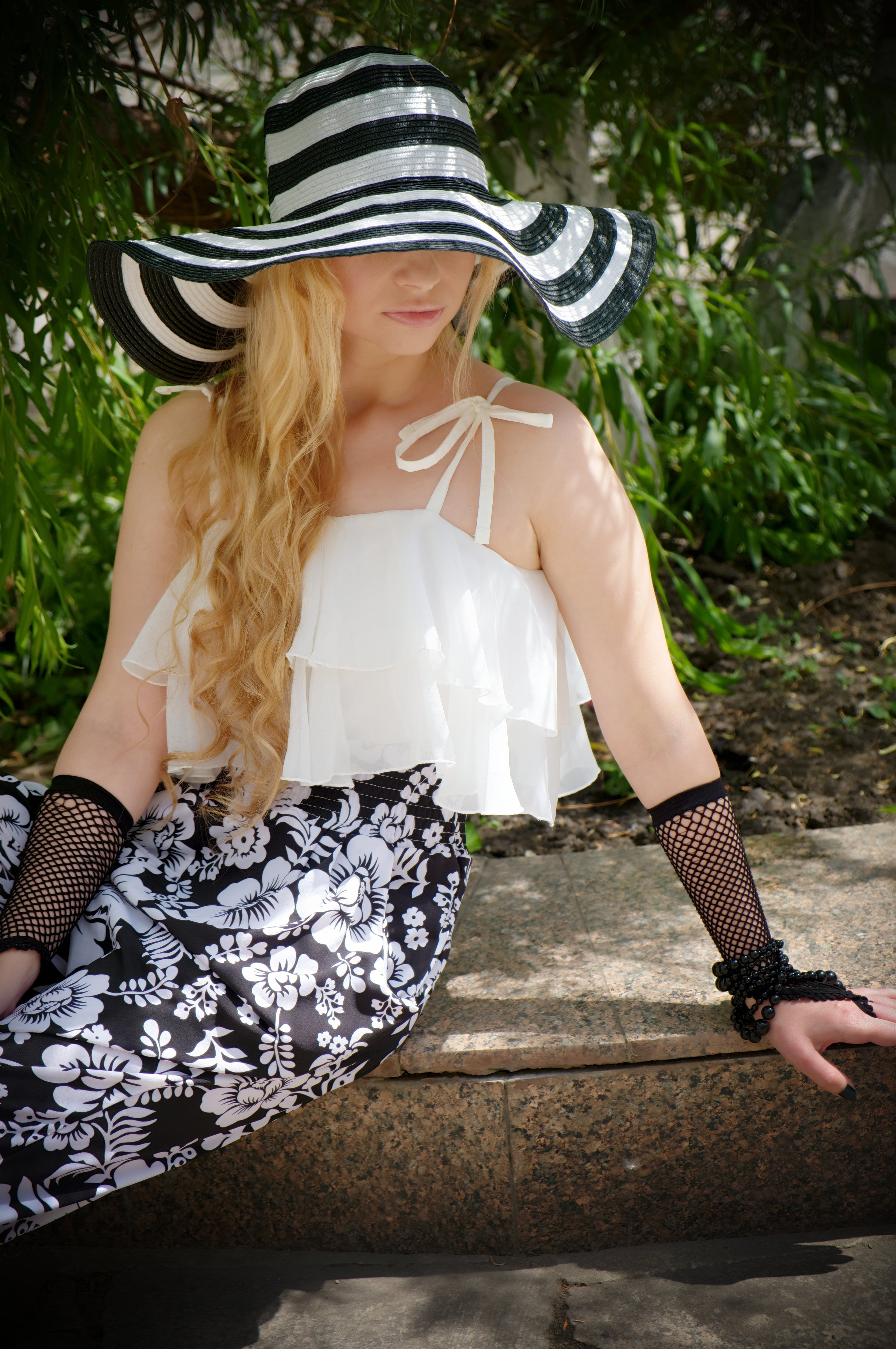 blonde, wide-brimmed hat, clothing, lady, adult, 4K, summer, fashion, elegantly, sitting, hair, gloves, women, selective, sun hat, hat, beautiful woman, Phone HD Wallpaper
