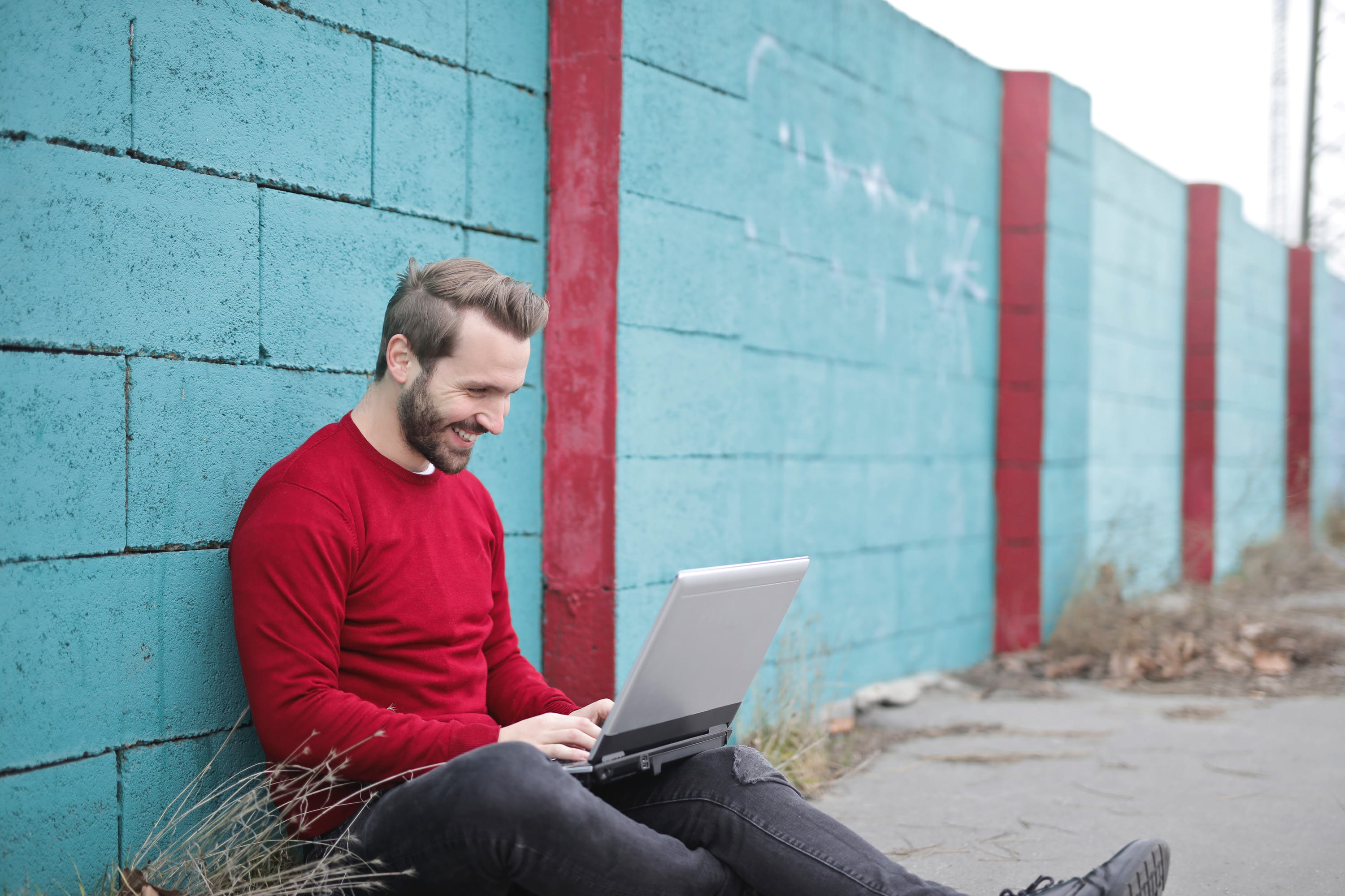 25-30 years, men, sky, beard, knees, connection, young, boundary, internet, floorcaucasian, casual clothing, red, 2K, technology, smilingly, screen, facial hair, HD Wallpaper