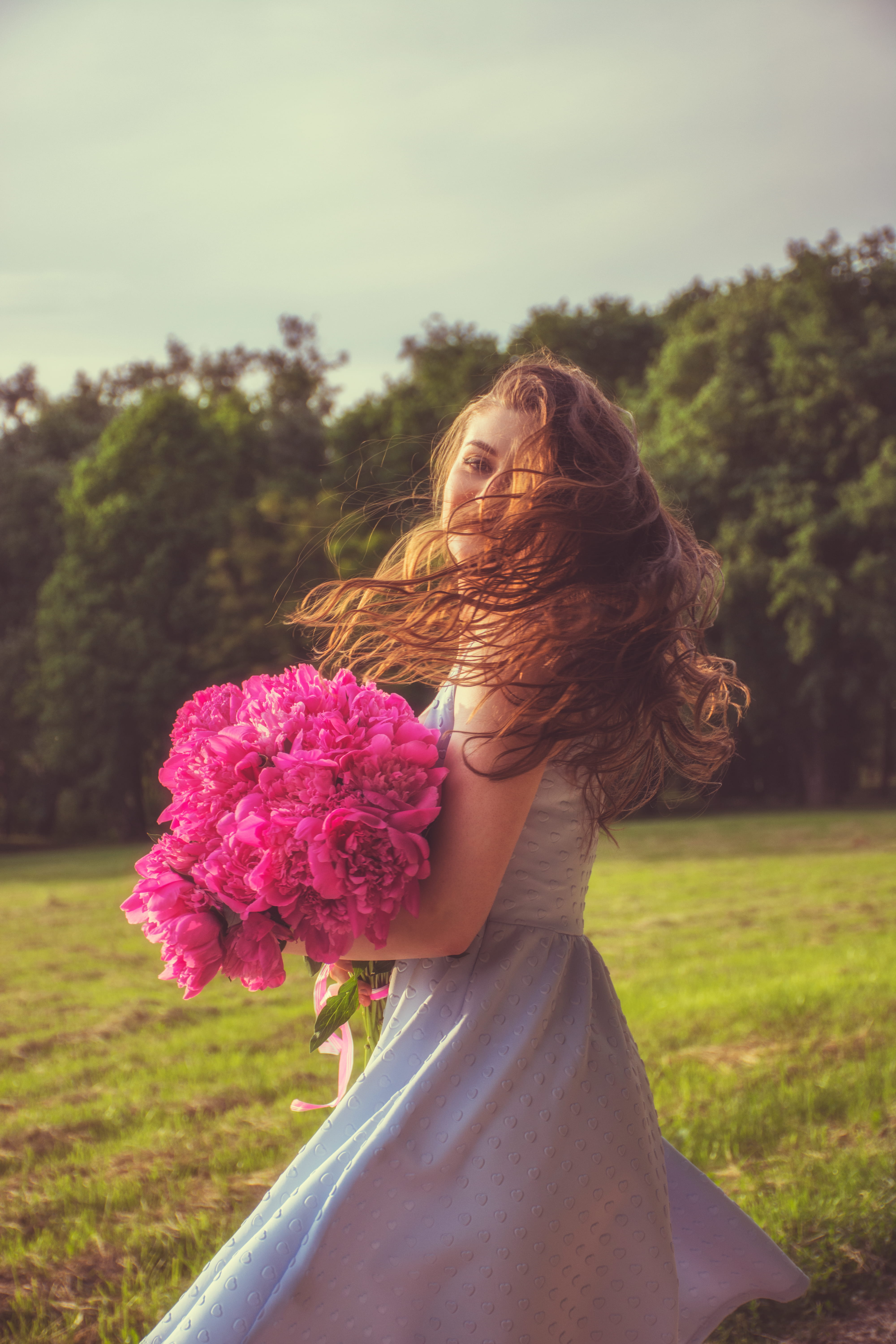 flowers, beauty, bouqet, sunlight, hair, wearing flowers, field, day, leisure activity, beautiful woman, young adult, 5K, woman, flowering plant, nature, Phone HD Wallpaper