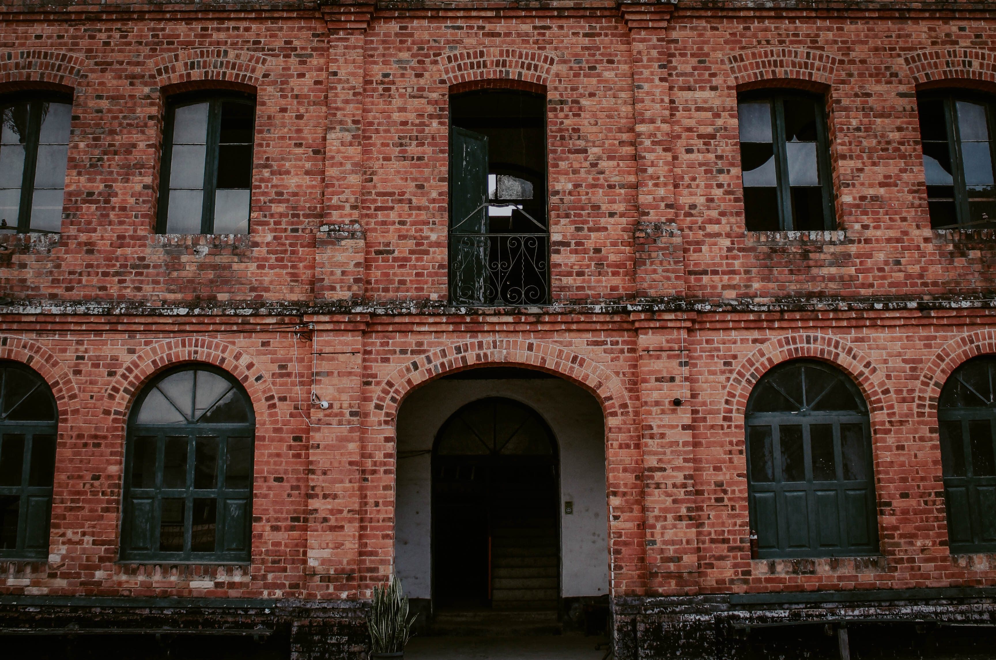 the past, outdoors, building exterior, path, curtain, window shade, arch, 2K, brick wall, window, history, arched, door, architecture, day, walkway, urban, HD Wallpaper