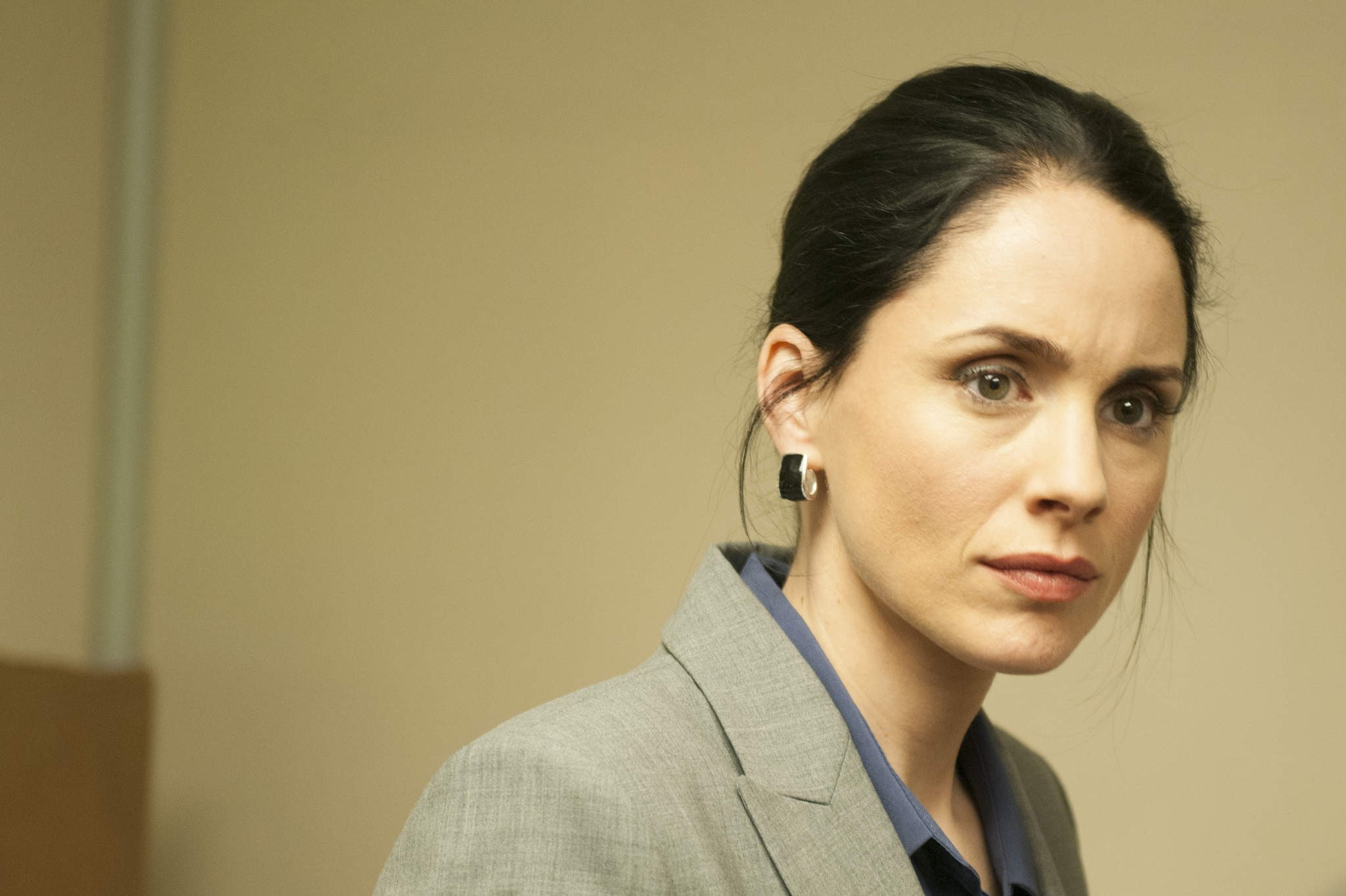 businesswoman, well-dressed, serious, women, human face, mid adult, one person, portrait, laura fraser, indoors, copy space, looking at camera, 1080P, HD Wallpaper