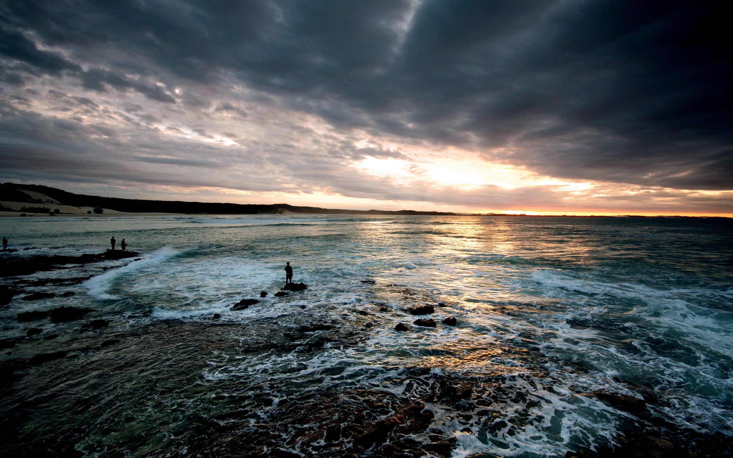 fisher, sunlight, fraser, last sunlight at fraser, 2K, fraser island, fisherman, last, queensland, sunset, beach, andrew tallon, isl, HD Wallpaper