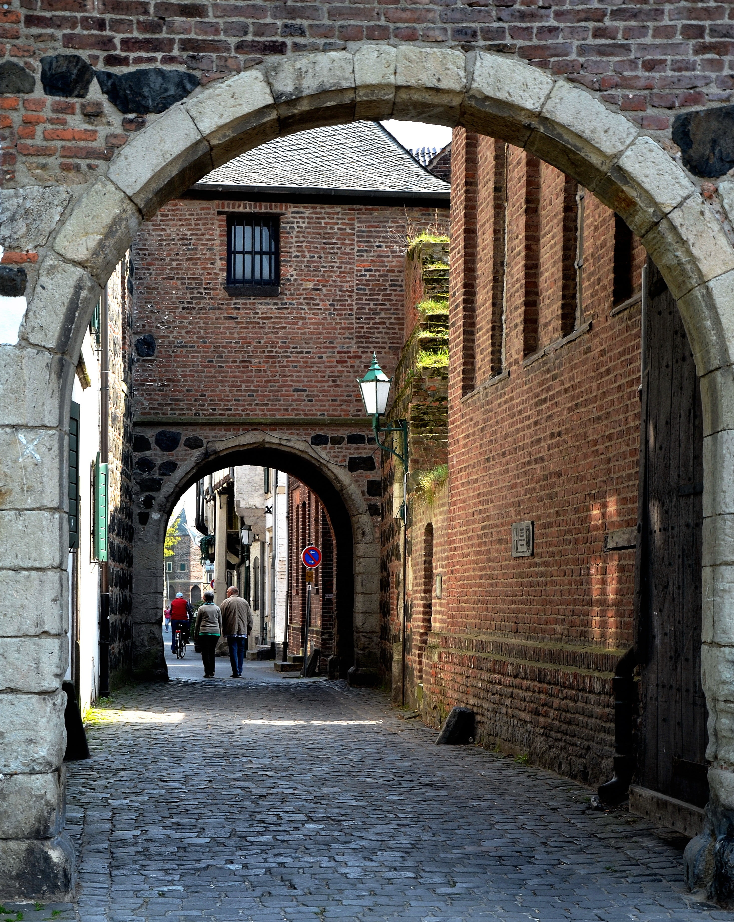 direction, day, building, arched, real people, residential district, wall, places of interest, middle ages, city, footpath, built structure, building exterior, Phone HD Wallpaper
