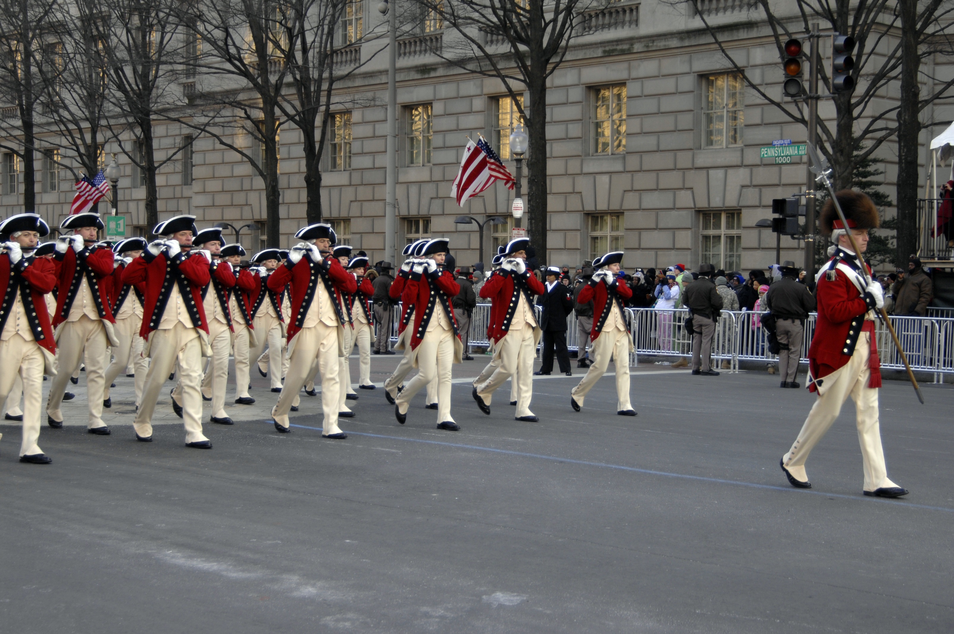 marching, fife and drum, building exterior, historical, street, group of people, military uniform, band, crowd, event, built structure, usa, responsibility, HD Wallpaper