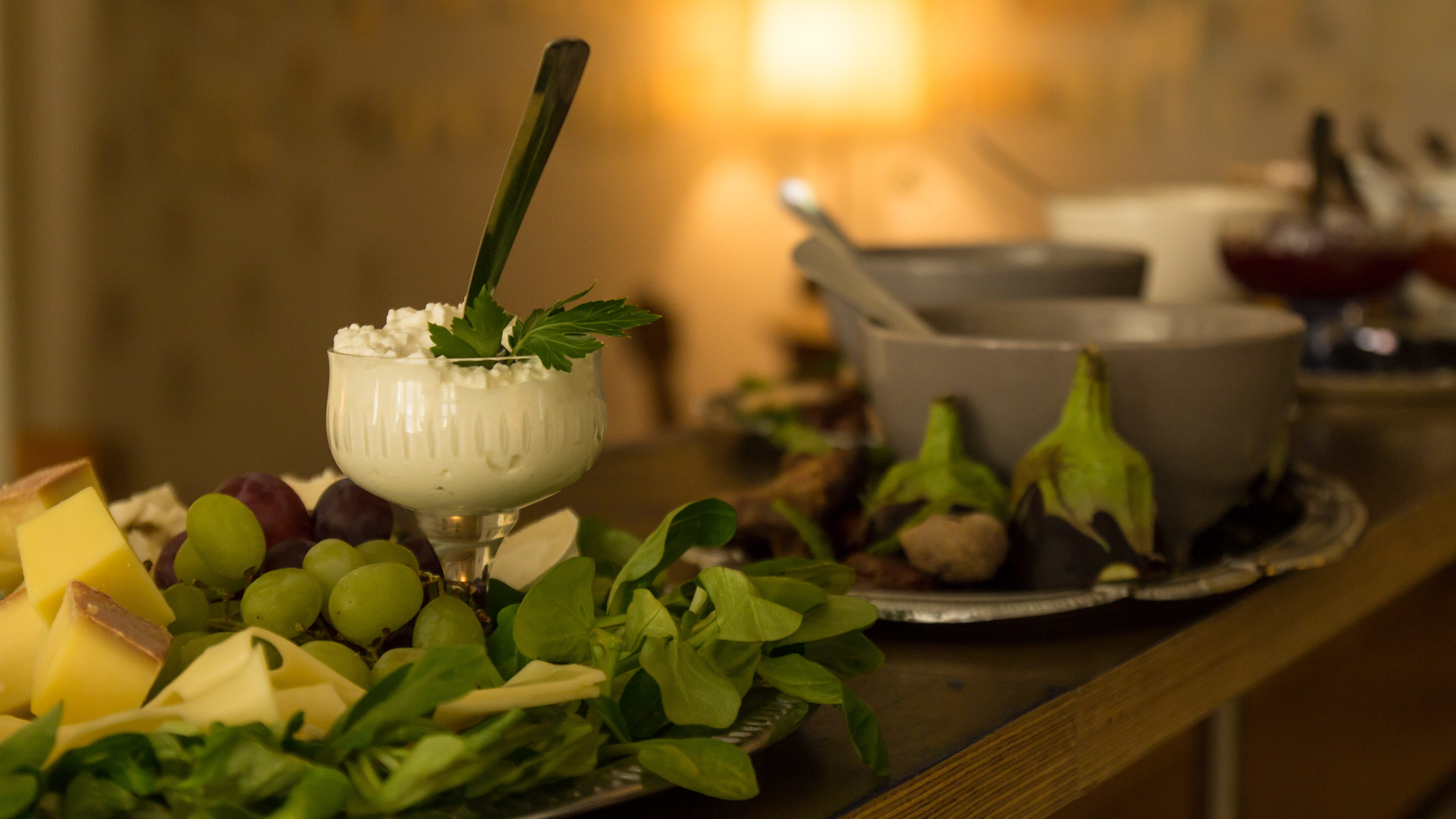 Breakfast, frisch, focus on foreground, table grapes, green color, food, freshness, leaf, plant part, sherbet, hospitality, table, edible, benefit from, HD Wallpaper
