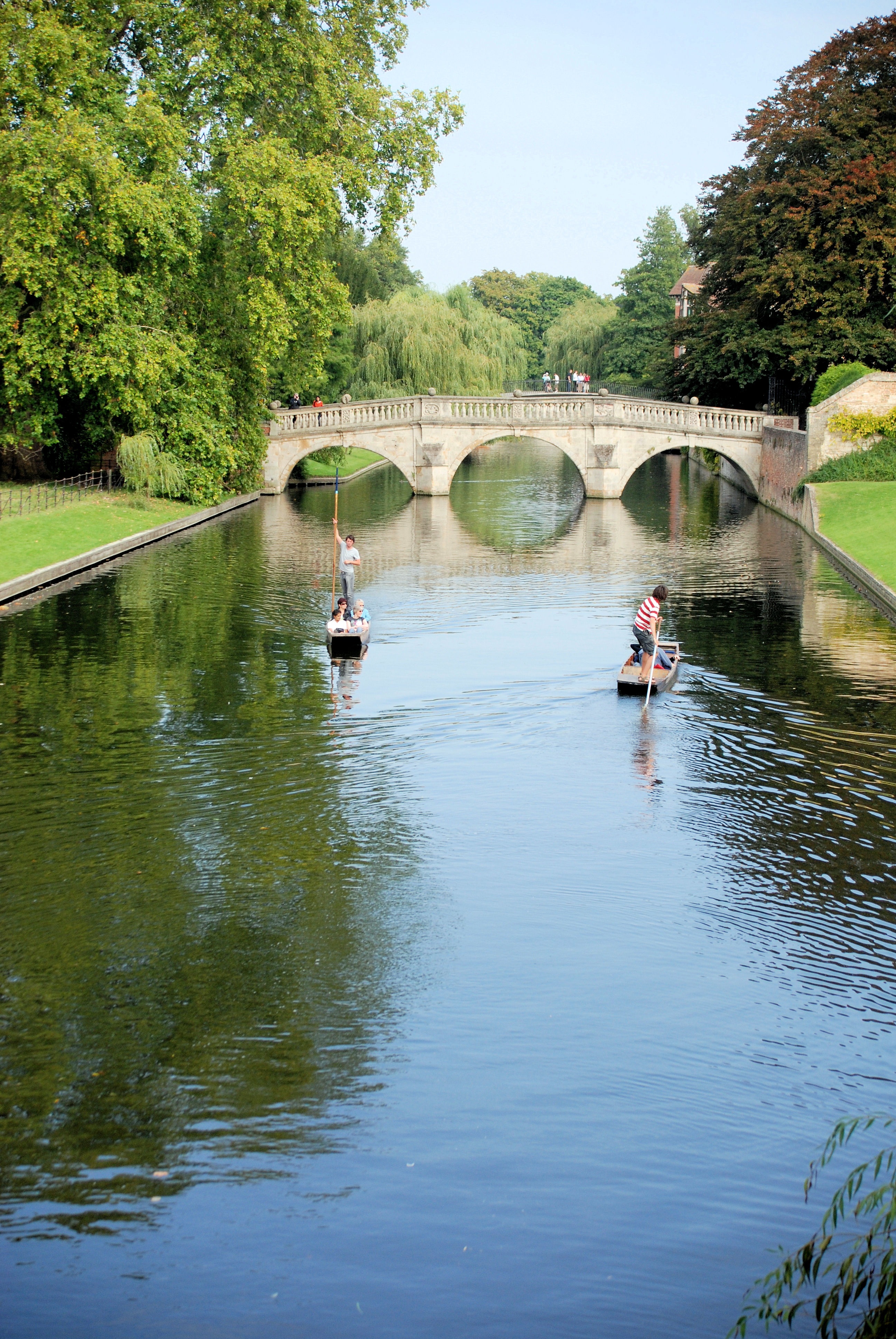 outdoors, real people, people, bridge - Man Made Structure, 4K, connection, water, tree, nature, sky, fun, canal, punting, transportation, cambridge, nautical vessel, Phone HD Wallpaper